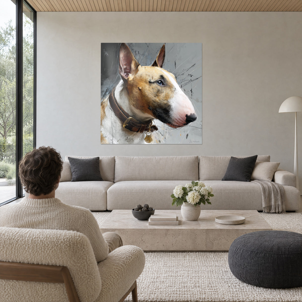Πίνακας λευκός και πορτοκαλοκάστανος bull terrier με γαλάζιο βλέμμα, καφέ κολάρο με χρυσή πόρπη, γκρίζες πιτσιλιές, πάνω από καναπέ σε φωτεινό σαλόνι