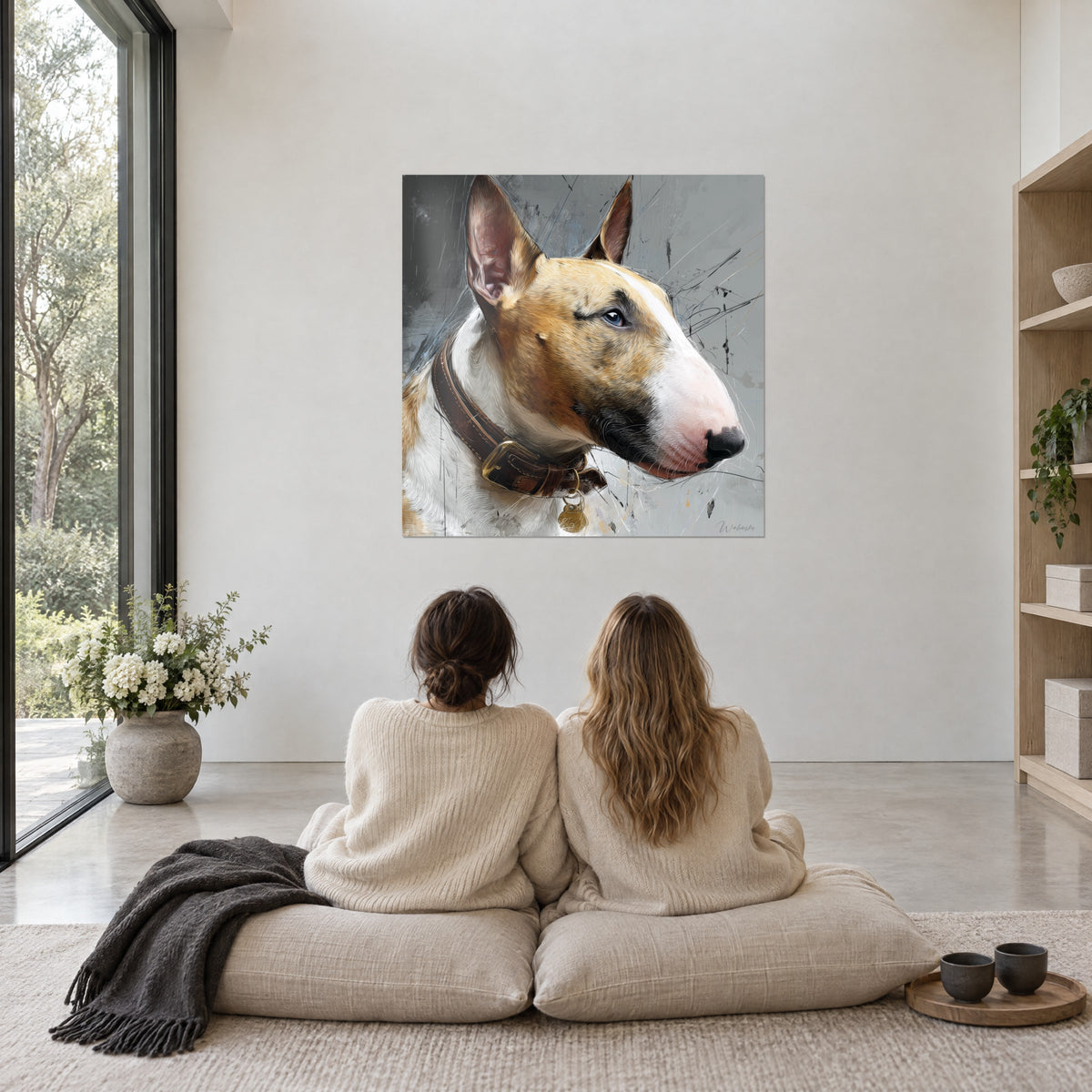 Πίνακας bull terrier πορτοκαλοκάστανο και λευκό με καφέ κολάρο, γκρι και μαύρες πιτσιλιές, μπροστά σε δύο γυναίκες καθισμένες σε μπεζ μαξιλάρια