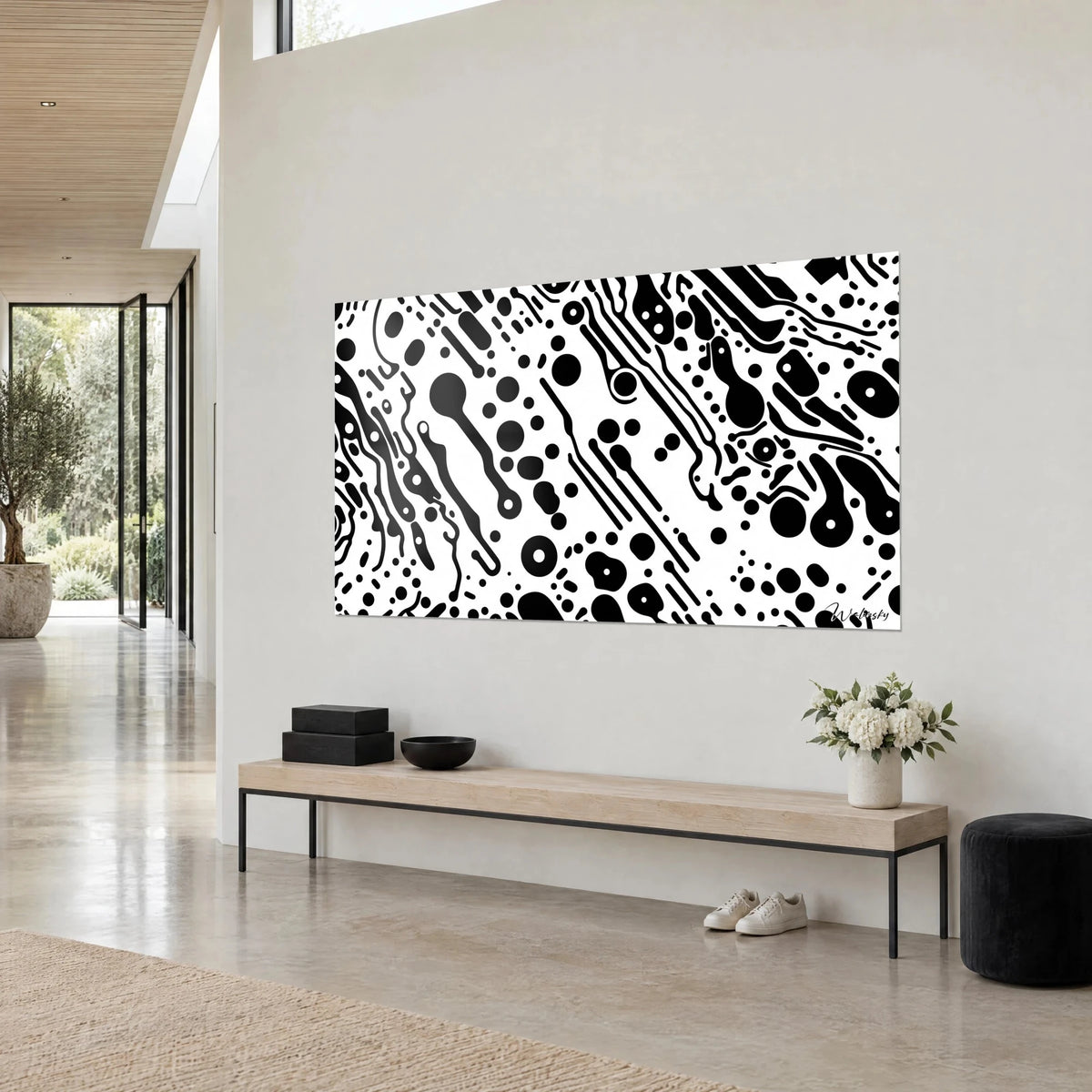 Abstract schilderij met zwarte vlekken op puur wit, schijven en schuine lijnen, driekwart aanzicht, boven een bank van licht hout