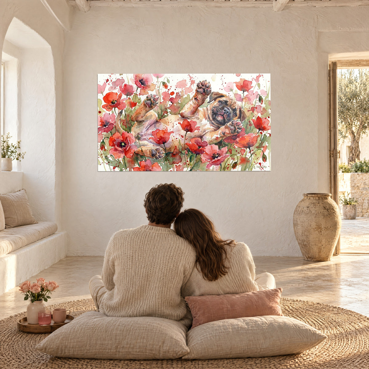Cuadro mastín tranquilo entre amapolas rojas y rosas, visto de espaldas por una pareja sentada en cojines beige en una habitación blanca
