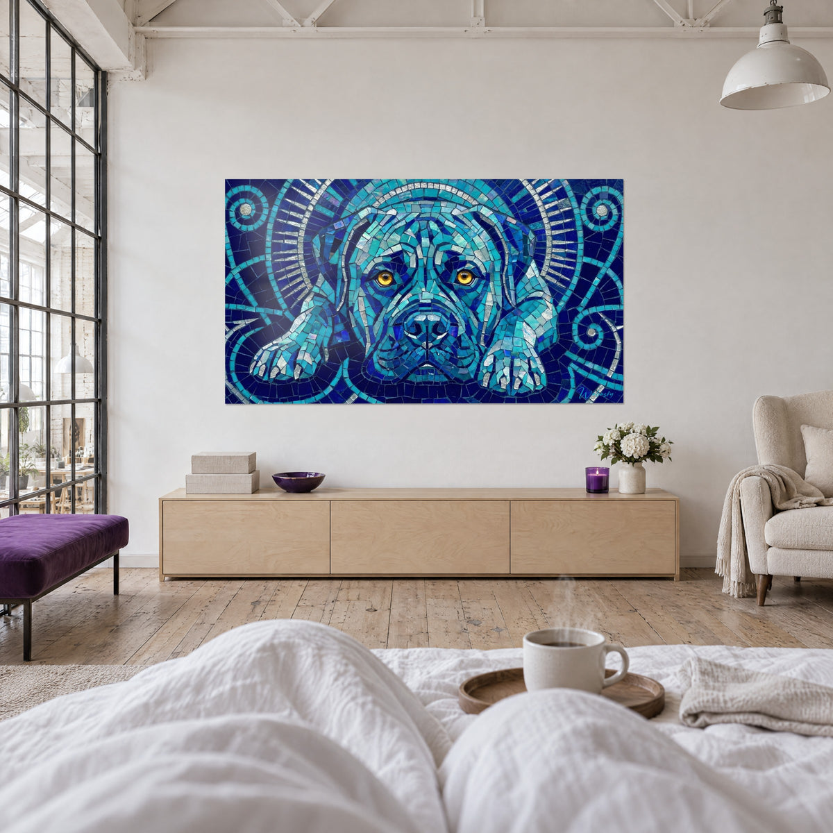 Tableau mastiff à la mosaïque azur et argent, regard doré, face à deux personnes de dos au-dessus d'un lit dans une chambre claire
