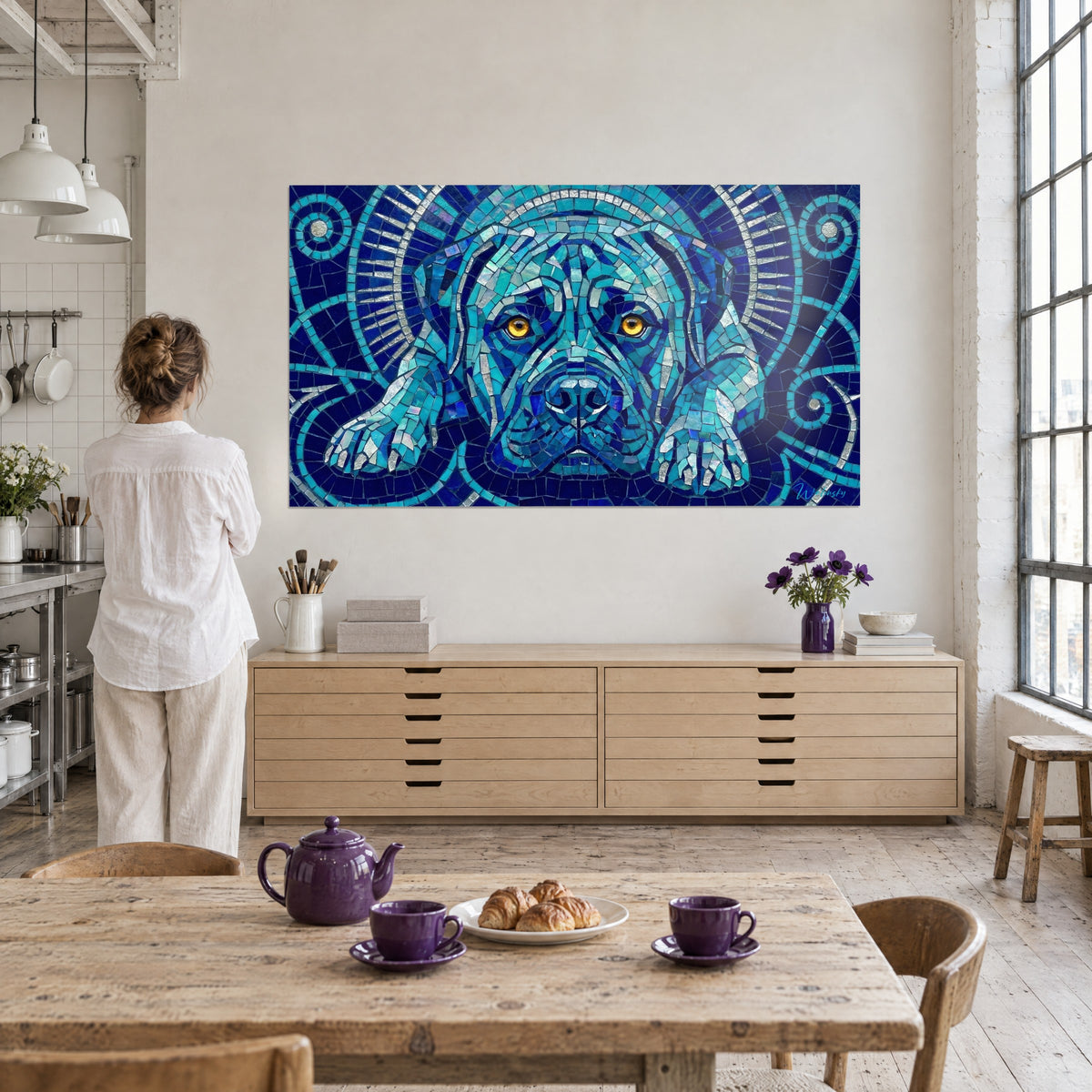 Tableau gros chien en éclats de verre turquoise et marine, yeux ambre, admiré par une femme de dos dans un loft d'artiste