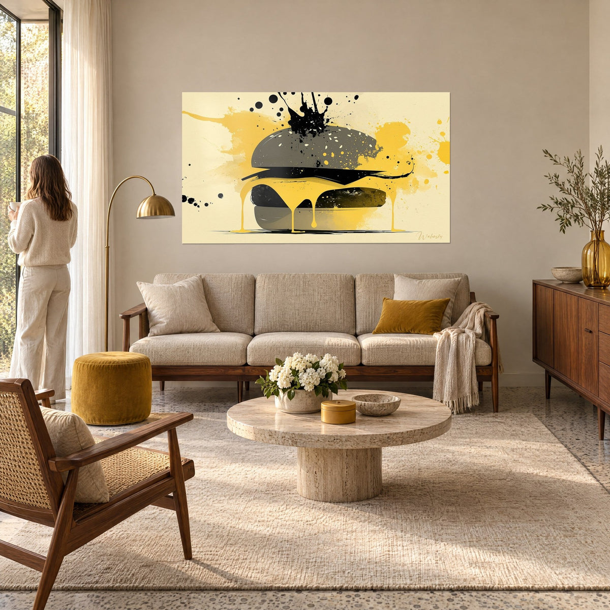 Quadro hamburger stilizzato in grigio e giallo senape con colature di formaggio e schizzi di inchiostro nero, sopra un divano in un soggiorno luminoso
