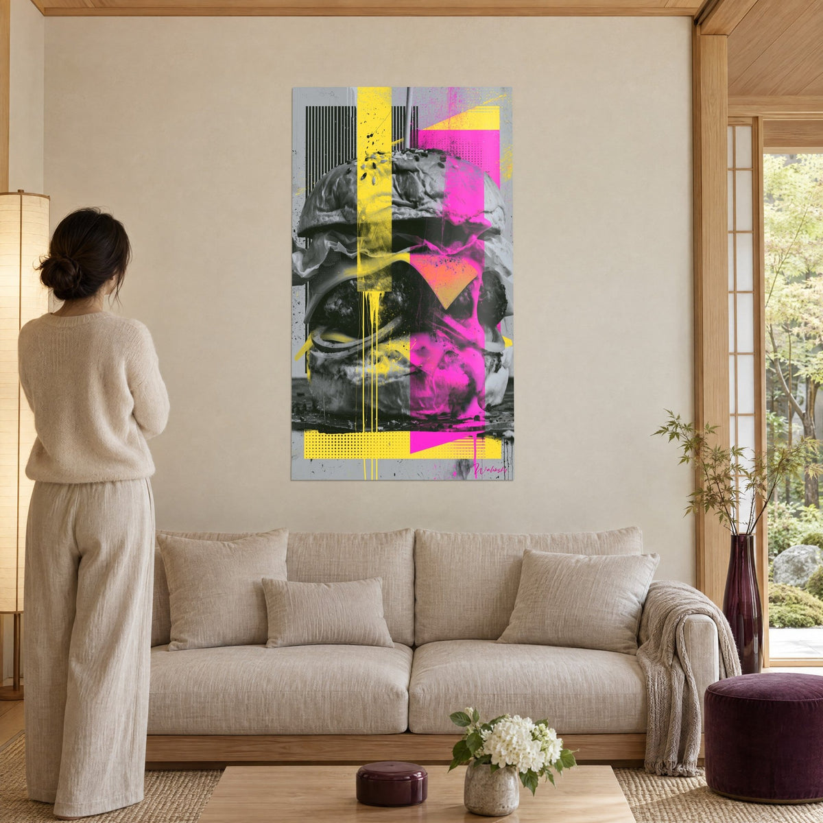 Gemälde Hamburger monochrom, gestreift mit zitronengelben und fuchsiapinken Rechtecken, leuchtende Farbläufer, über einem Sofa in einem hellen Wohnzimmer