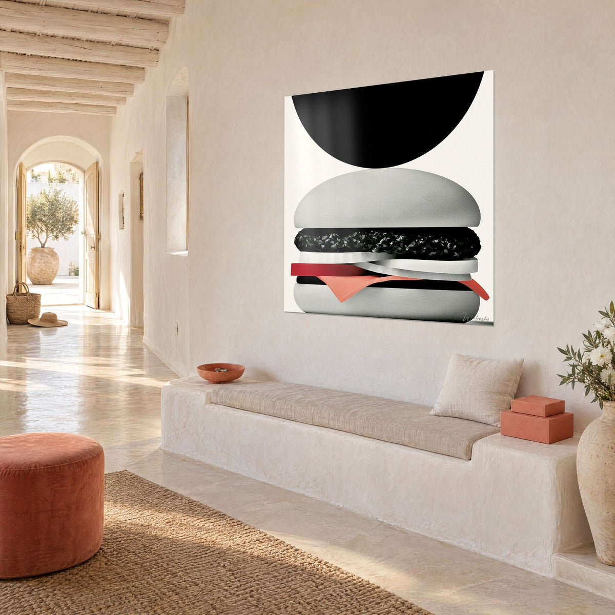 Tableau sandwich minimaliste, pain bombé gris clair sous un disque noir, fromage corail et tomate rouge, mur blanc d'une maison méditerranéenne