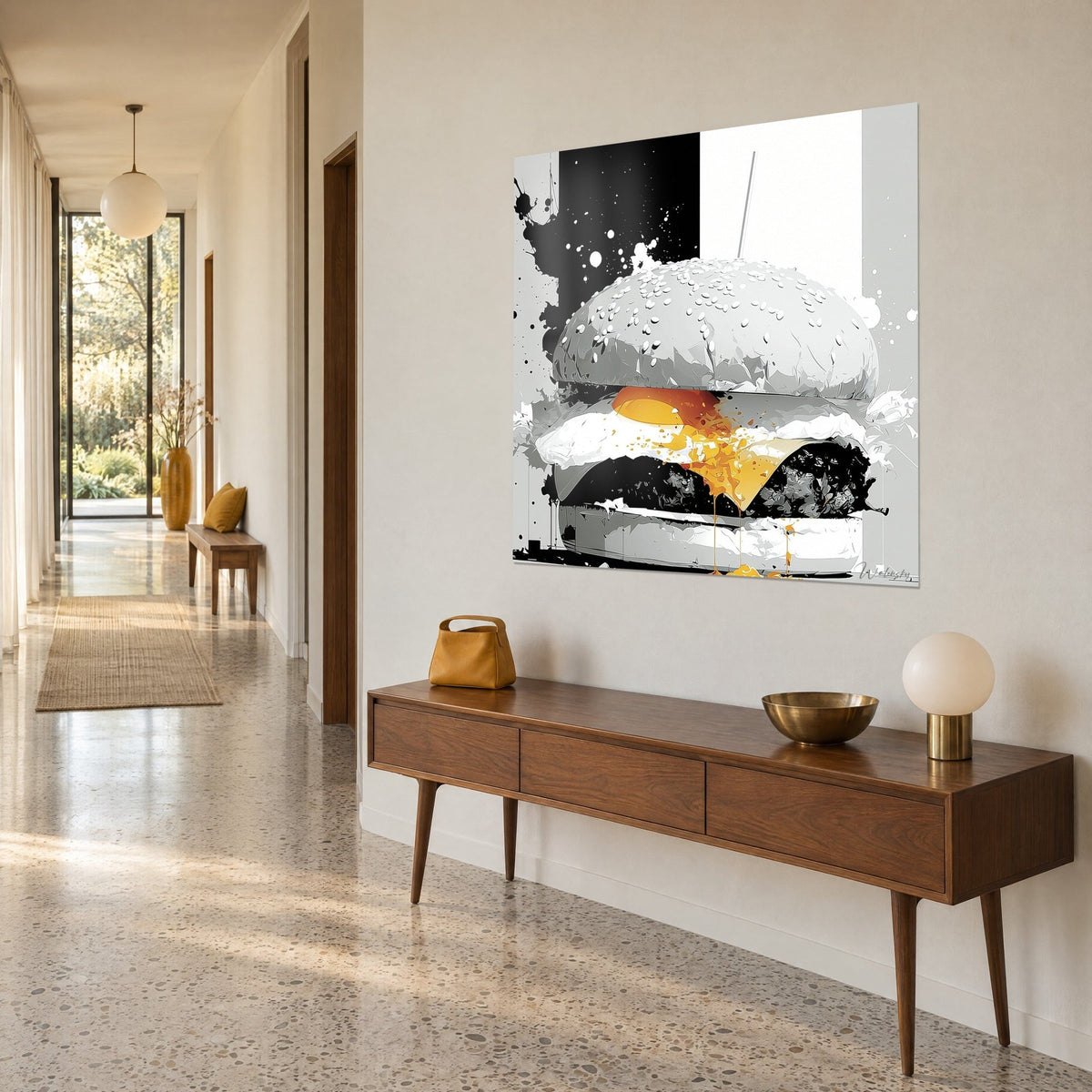 Tableau cheeseburger graphique noir et blanc, steak sombre et jaune d'or dégoulinant, éclaboussures d'encre, vu de trois-quarts sur un buffet en bois