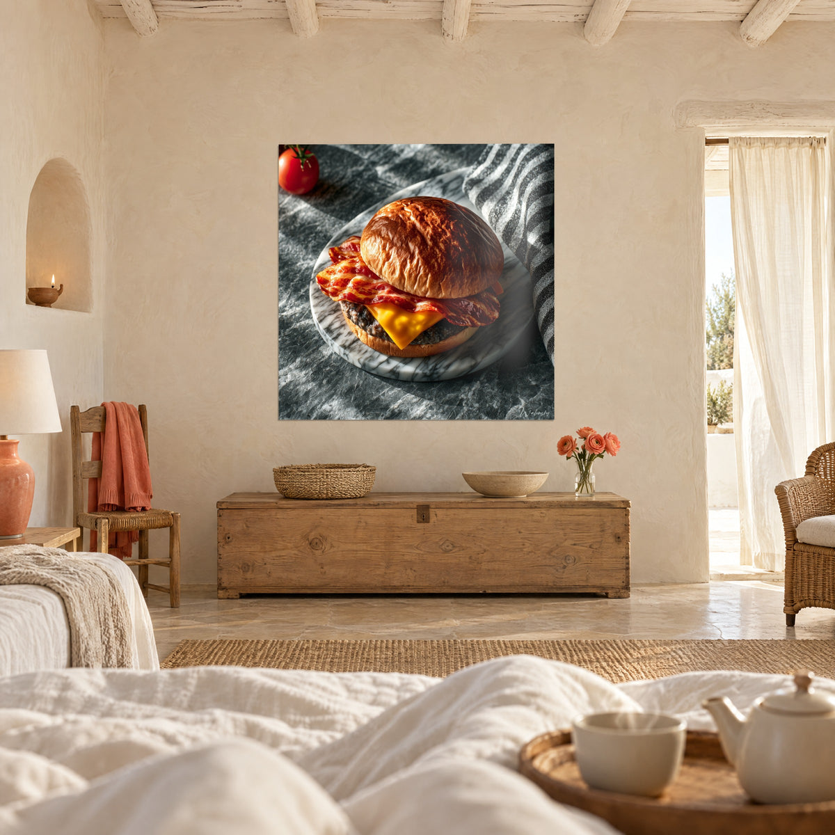 Schilderij glanzend brioche broodje en roodoranje gegrilde bacon op grijs marmeren dienblad, boven een bed in een lichte slaapkamer