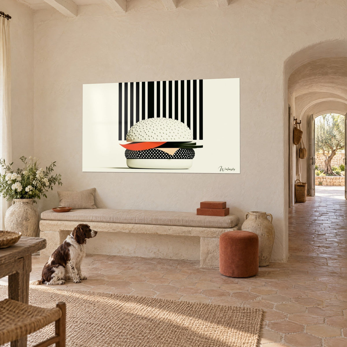 Quadro burger pop con pois bianchi su hamburger nero, fetta di formaggio pesca e strisce verticali, di fronte a uno spaniel, masseria provenzale