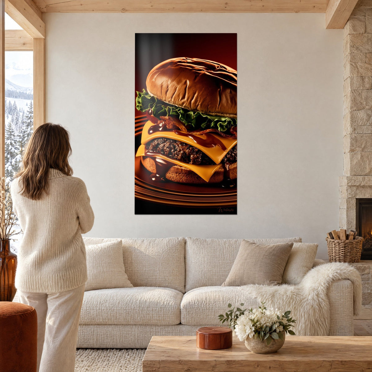 Tableau cheeseburger doré et bacon nappé de sauce brune, deux tranches jaunes, personne de dos au-dessus d'un canapé dans un salon lumineux