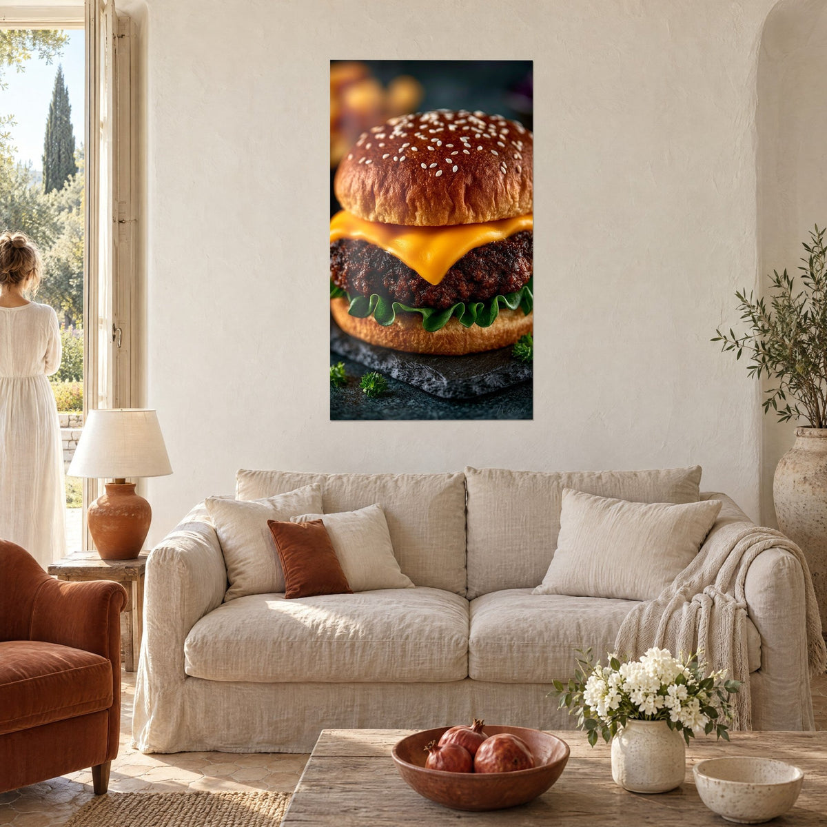 Tableau cheeseburger brioché aux graines de sésame, cheddar orange et laitue verte, au-dessus d'un canapé dans un salon lumineux