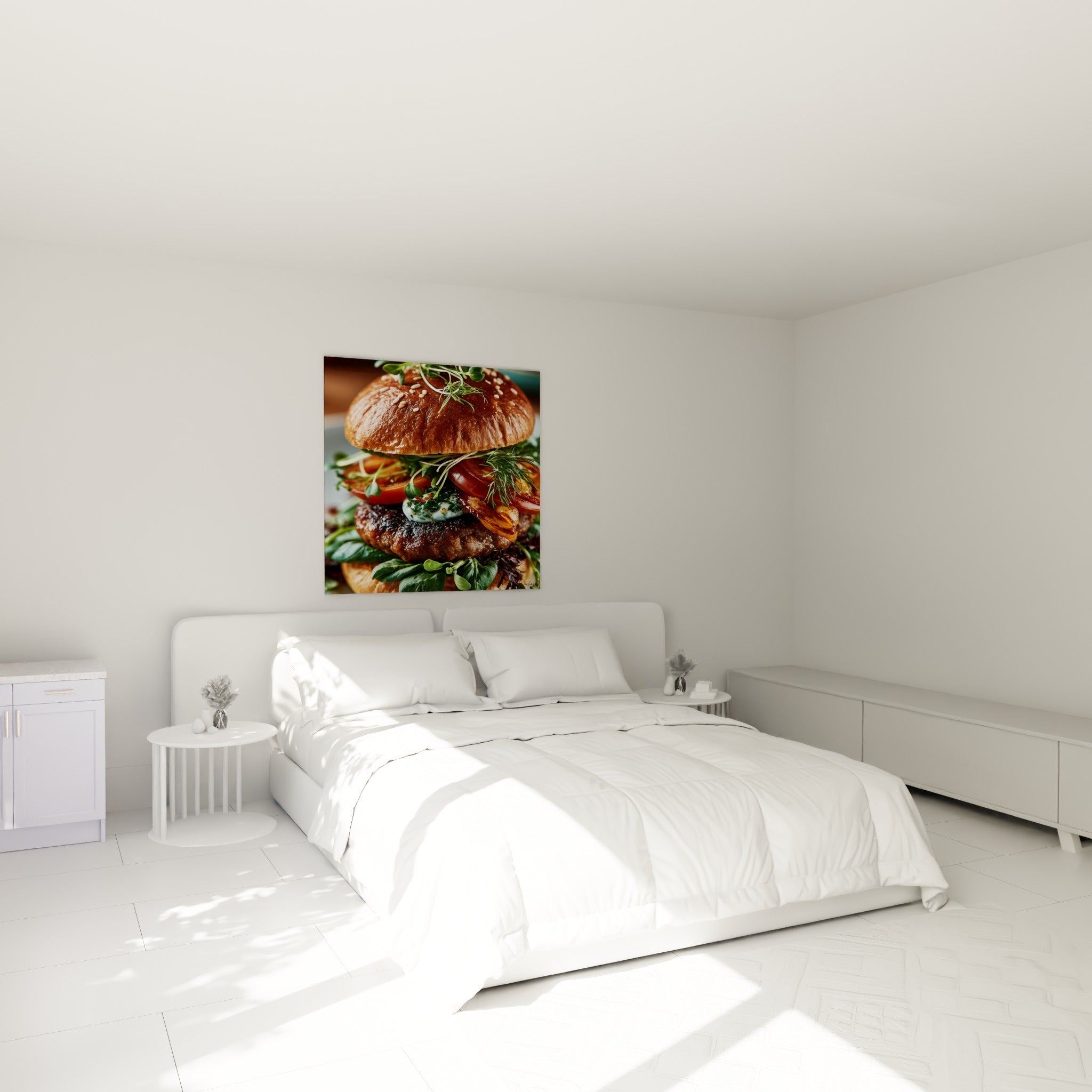 Composition gourmande de burger doré et tomates rouges au-dessus d'un lit dans une chambre claire