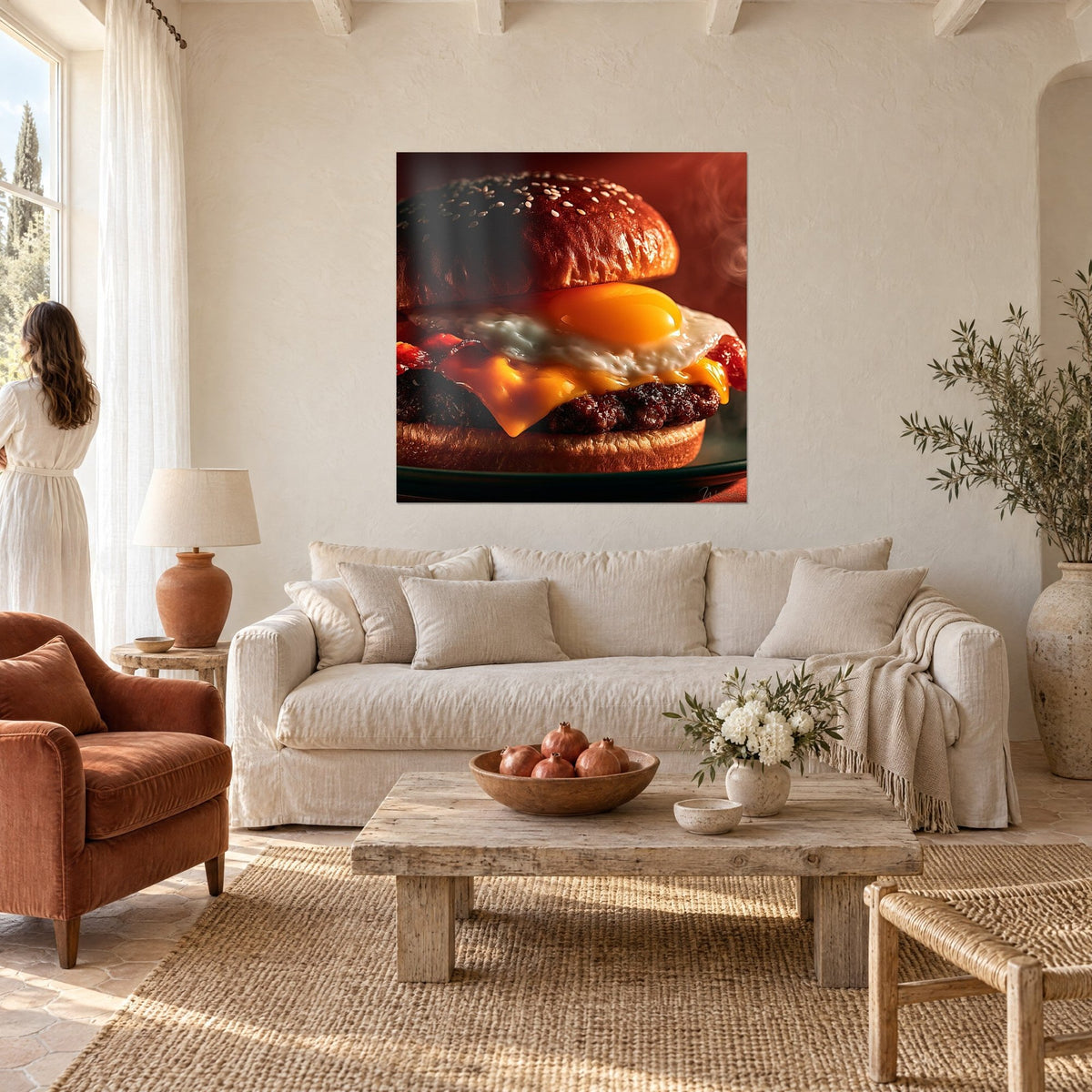 Tableau burger doré à l'œuf miroir, jaune orangé coulant sur cheddar fondu, brioche brune, au-dessus d'un canapé dans un salon lumineux