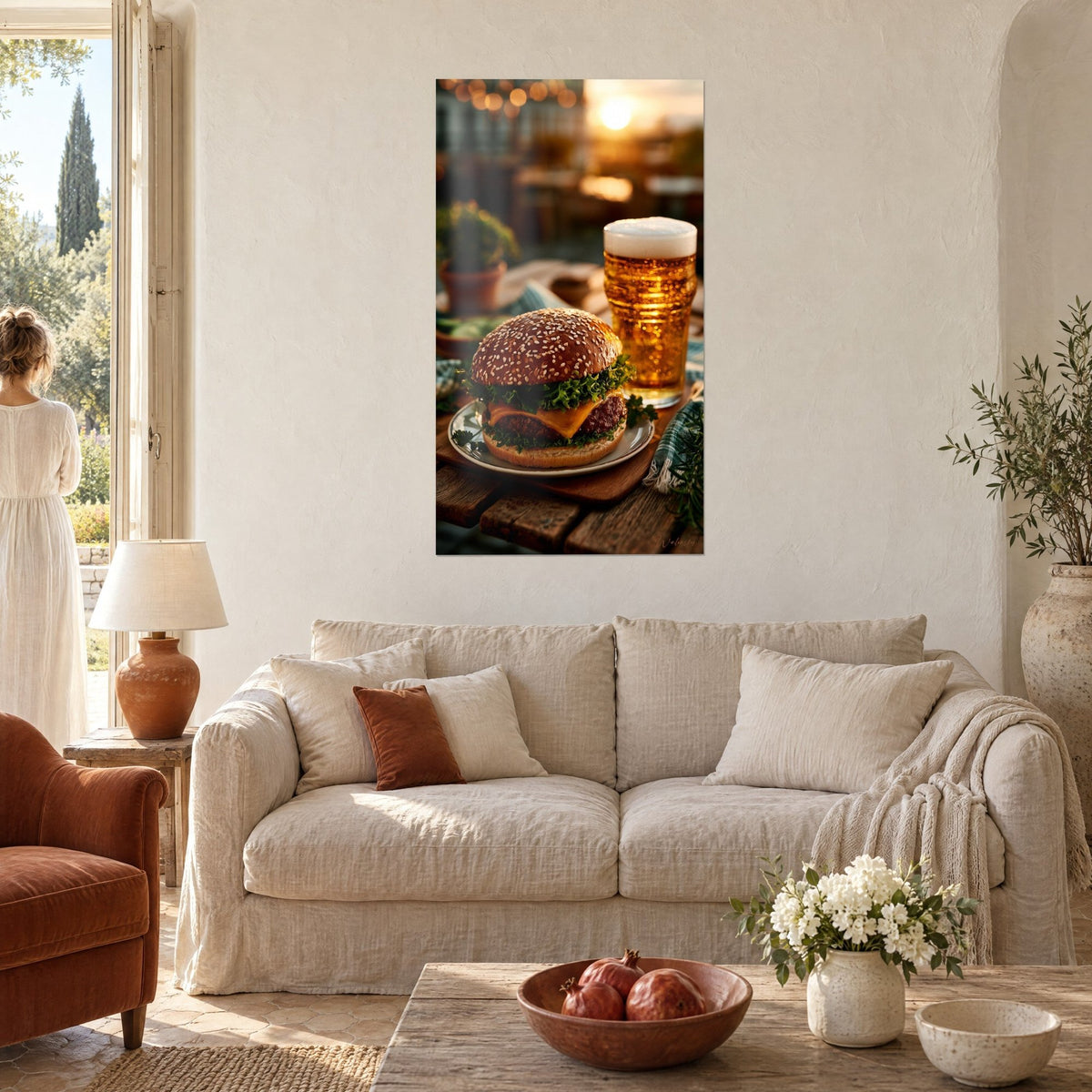 Tableau cheeseburger au pain brioché sésame et pinte de bière ambrée sous soleil couchant, au-dessus d'un canapé dans un salon lumineux