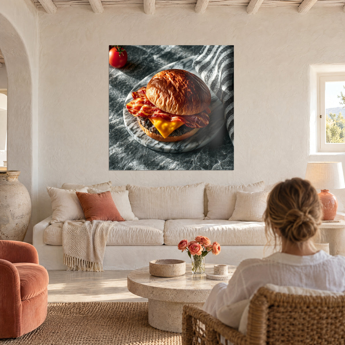 Quadro cheeseburger con bacon croccante, panino brioche dorato e cheddar giallo su marmo grigio, sopra un divano in un soggiorno luminoso