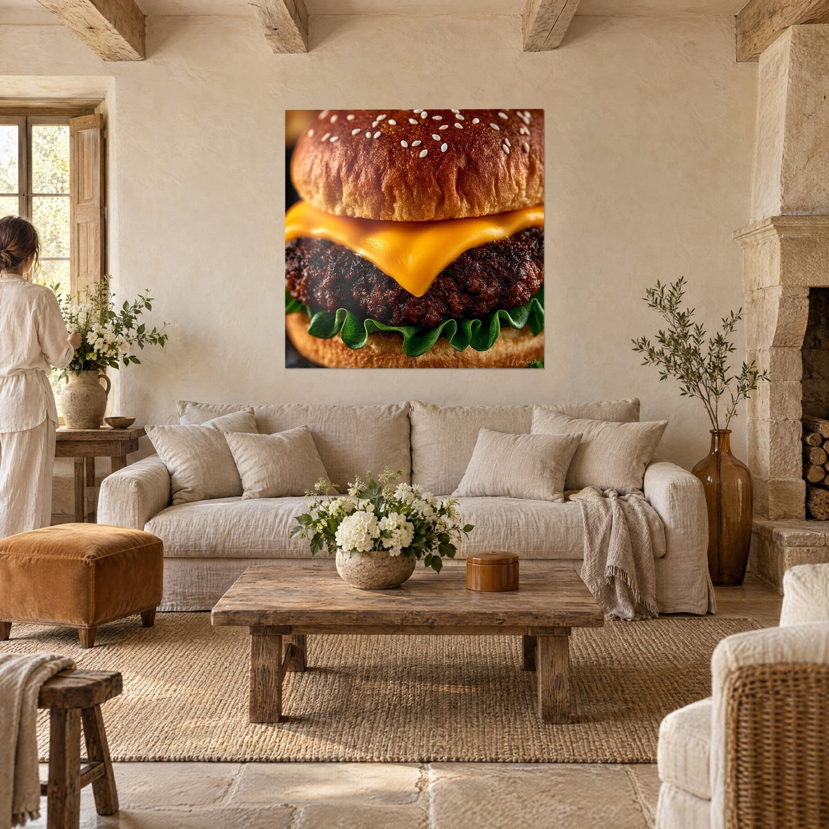 Πίνακας cheeseburger με λιωμένο τυρί τσένταρ, ψωμάκι με σουσάμι χρυσαφένιο, καφέ μπριζόλα, δύο άνθρωποι από πίσω πάνω από έναν καναπέ σε ένα φωτεινό σαλόνι