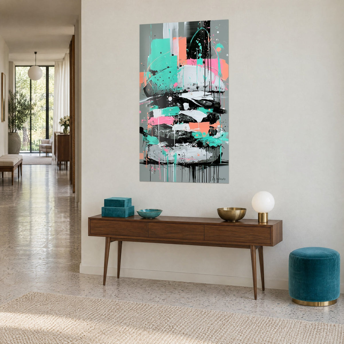 Quadro Panino imbottito in campiture rosa e nere, tocchi bianchi e schizzi, su una parete beige, consolle in legno