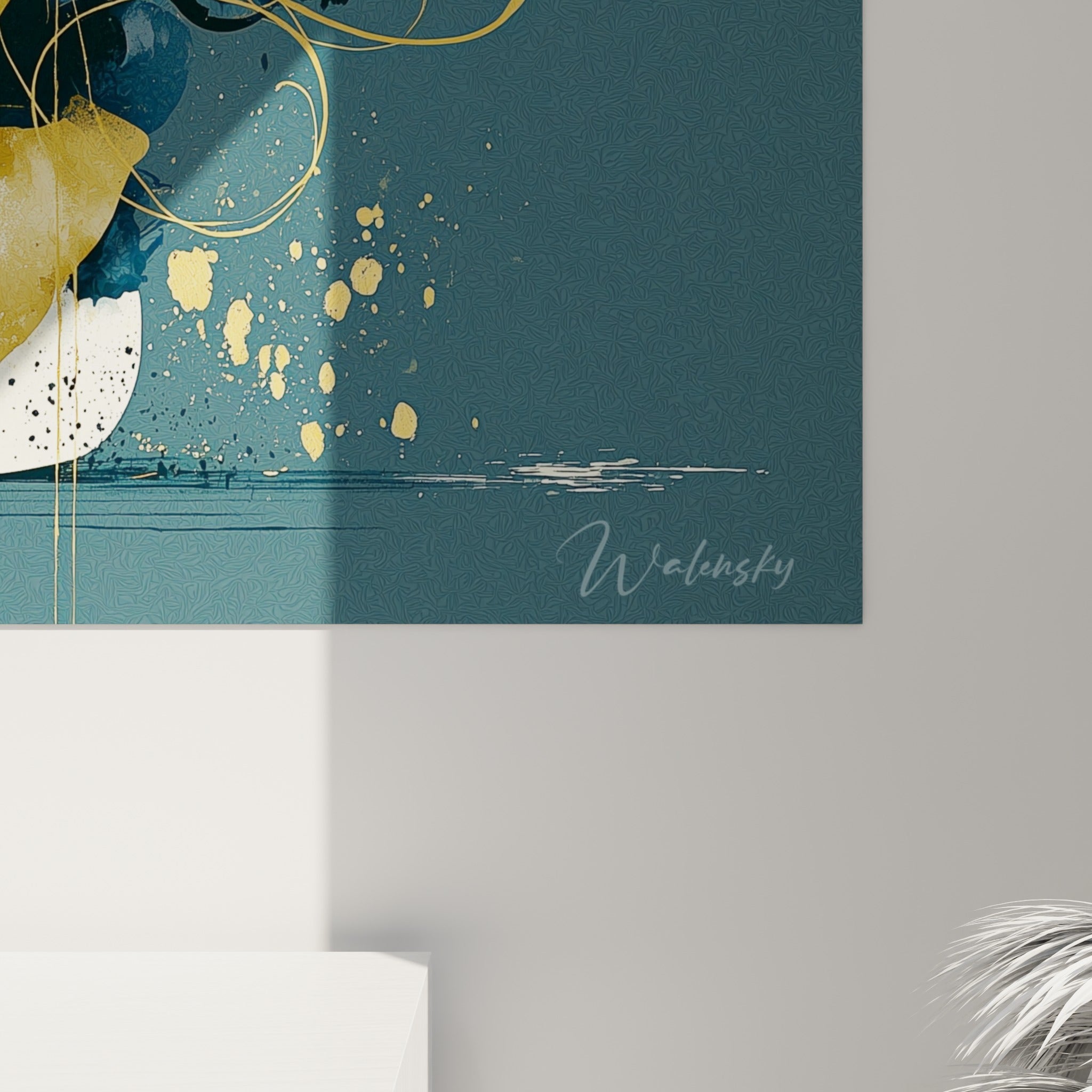 Détail des coulures dorées et du grain aquarelle sur le pain crème et les touches bleu marine