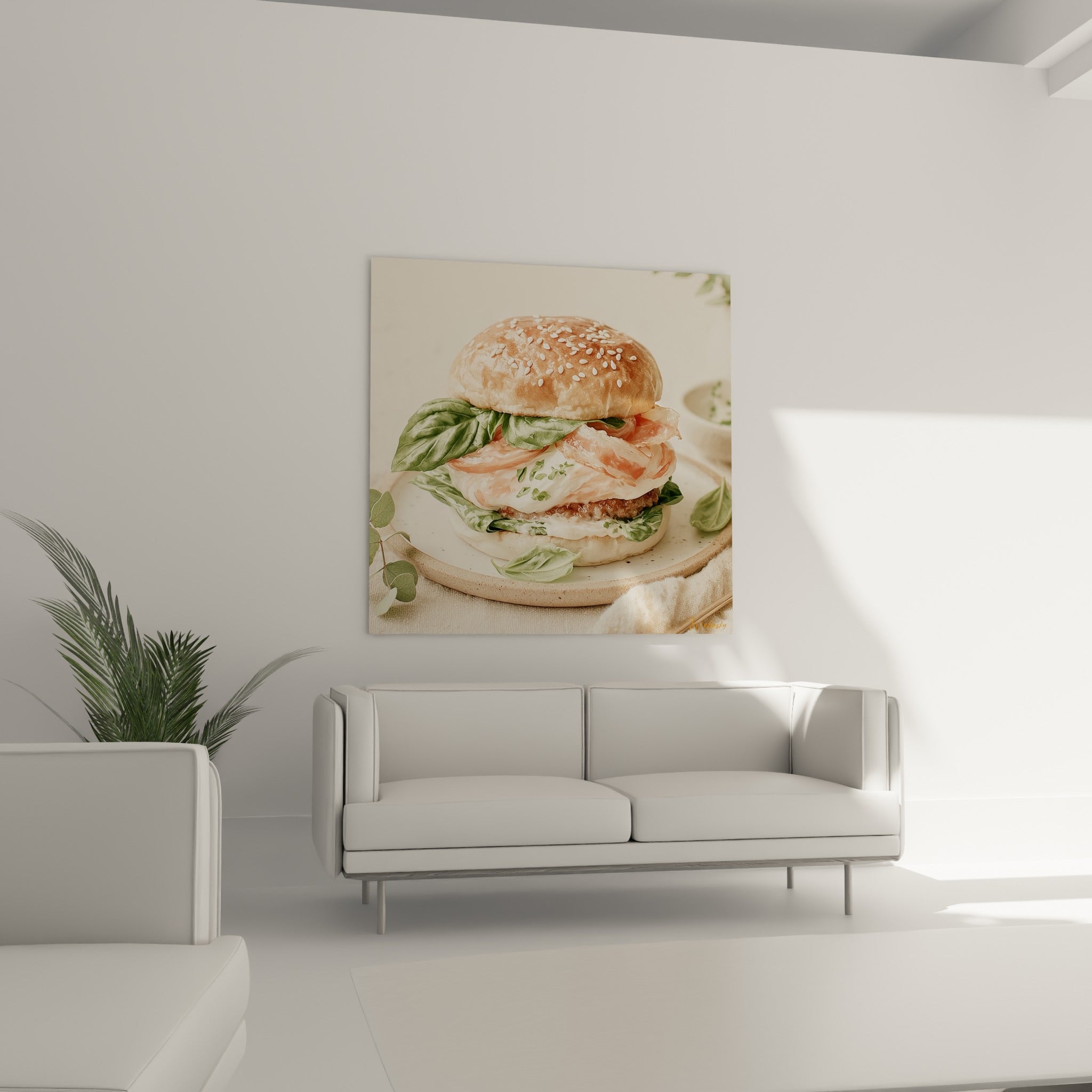 Pain brillant et garniture crémeuse blanche du burger accroché au-dessus d'un canapé dans un salon lumineux