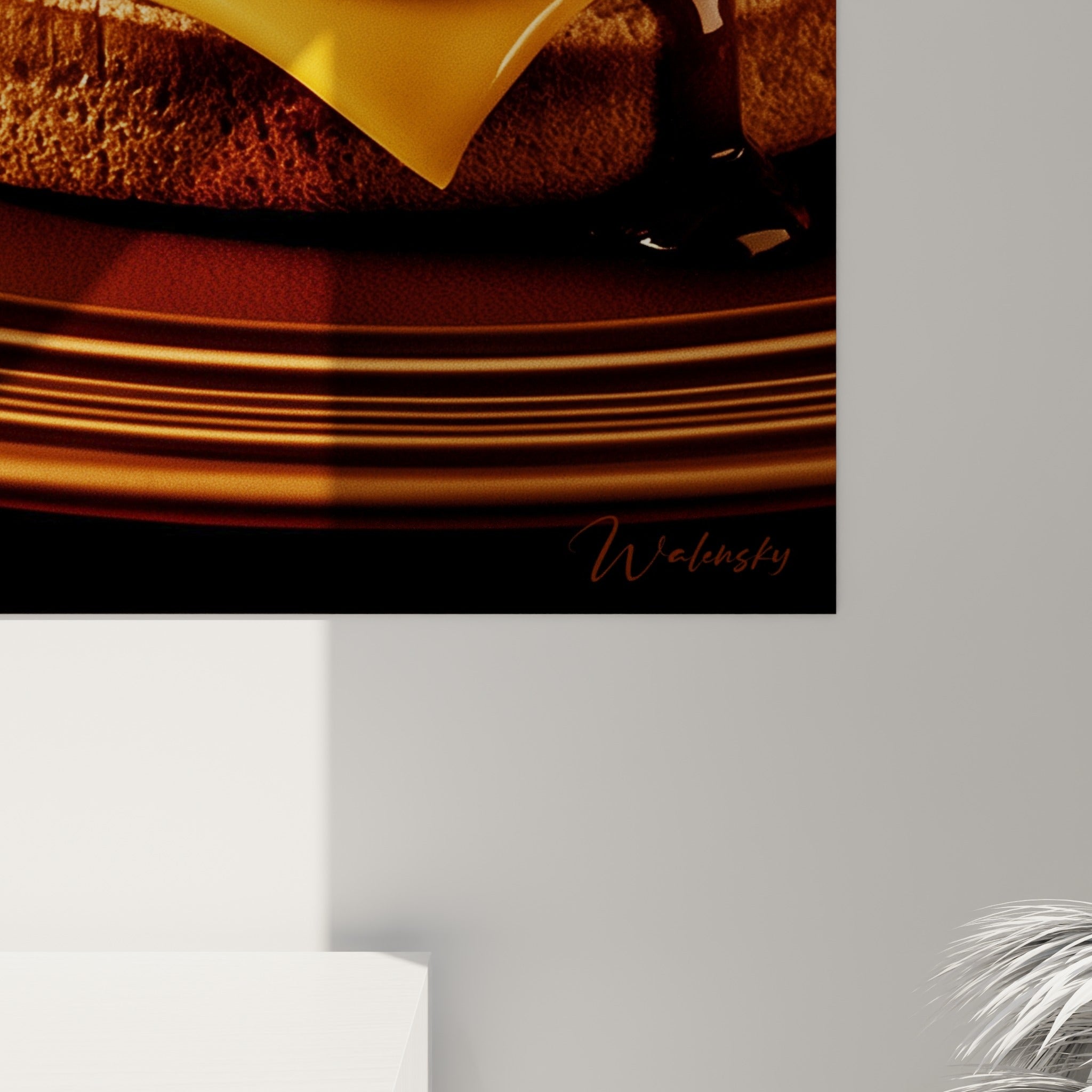 Coulures de sauce brune et fromage jaune fondu visibles en détail sur la surface brillante de l'œuvre