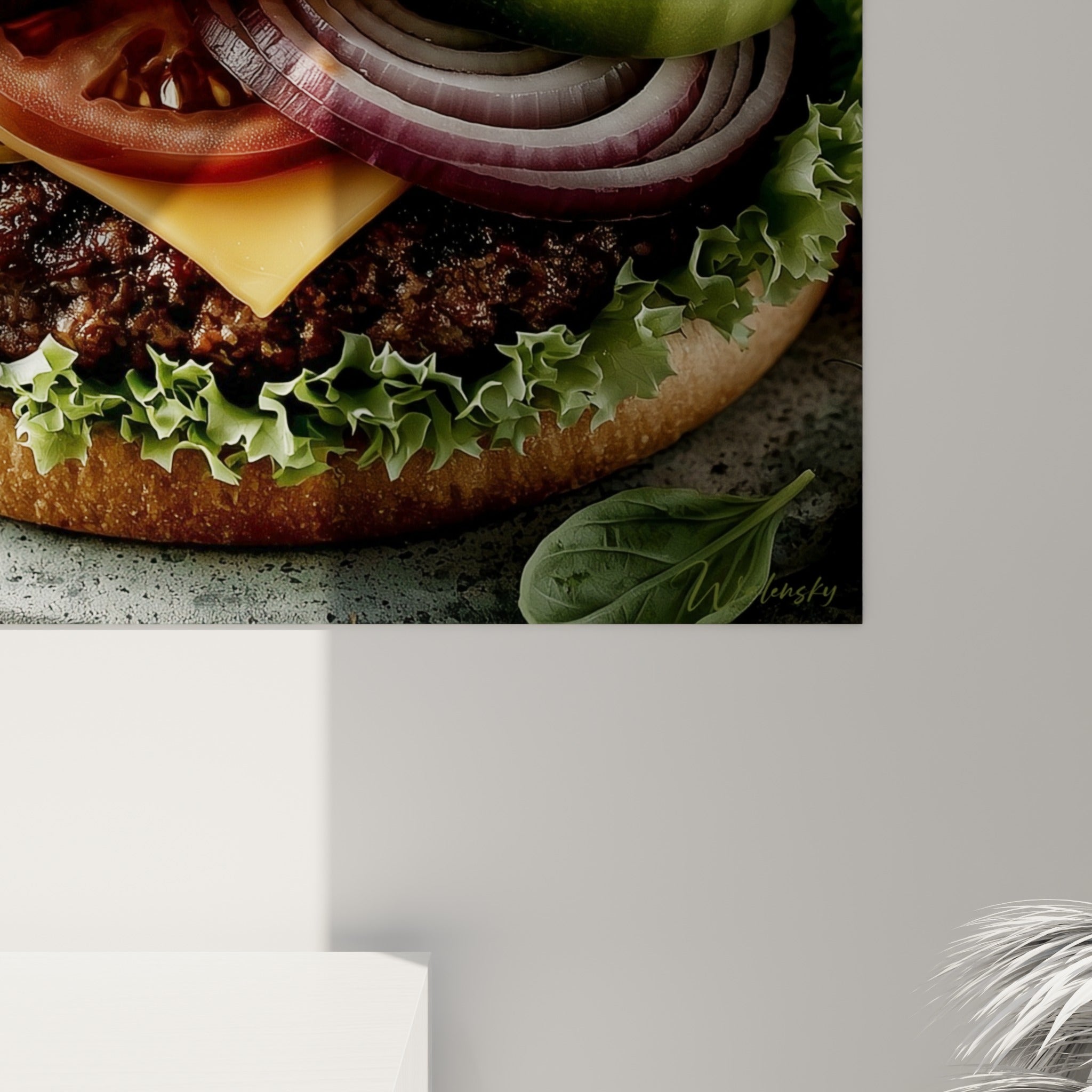 Détail du burger montrant le grain du pain doré et les coulures de fromage jaune entre les couches de garniture