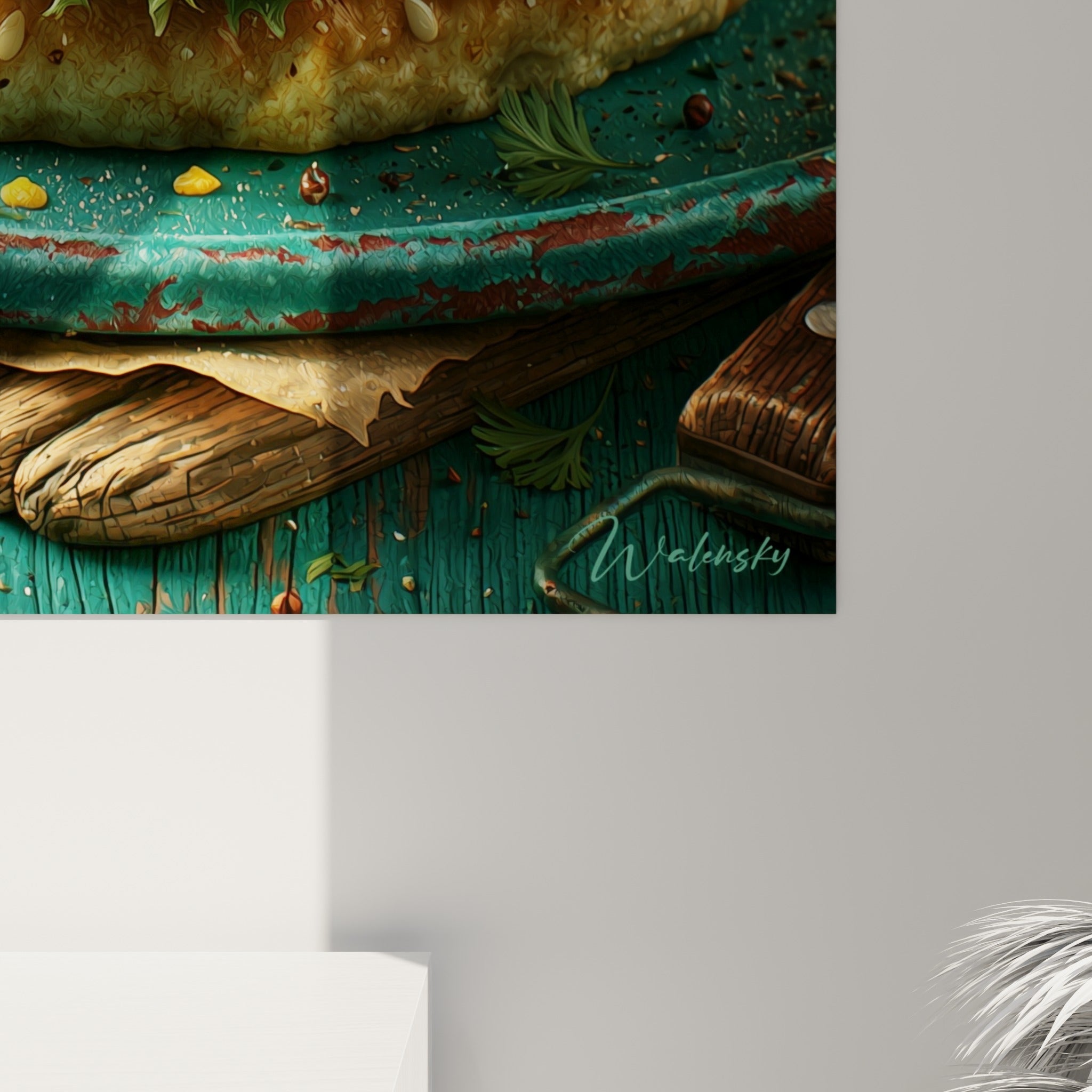 Coulures de fromage doré et grain du pain visibles de près sur fond turquoise texturé