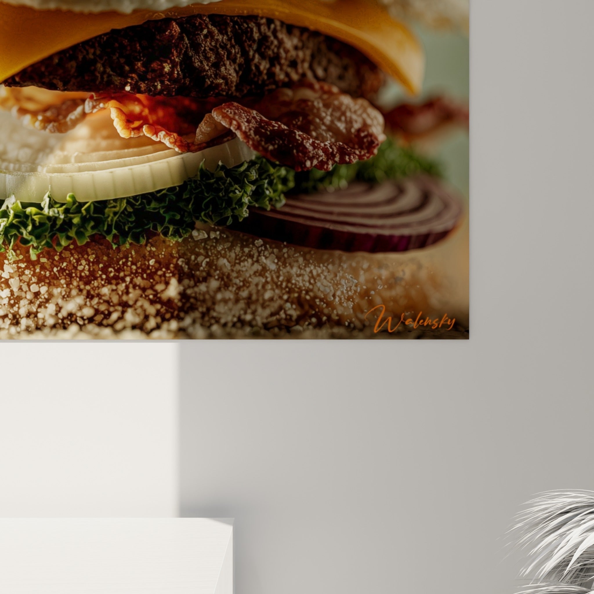 Détail du burger montrant le grain du pain doré, les coulures d'œuf orangé et la texture du cheddar fondu