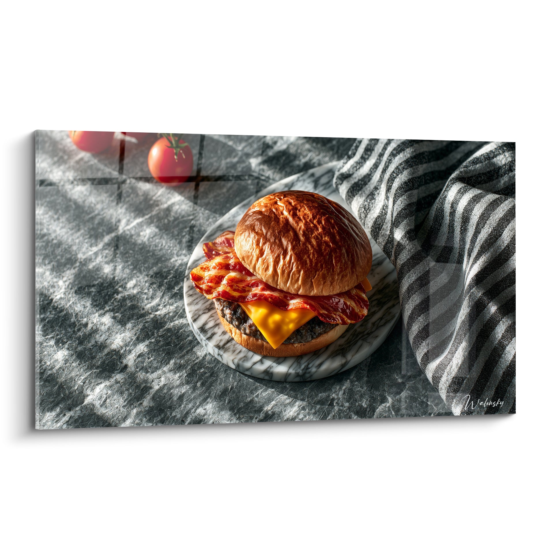 Burger doré au bacon et fromage fondu sur plateau de marbre gris veiné