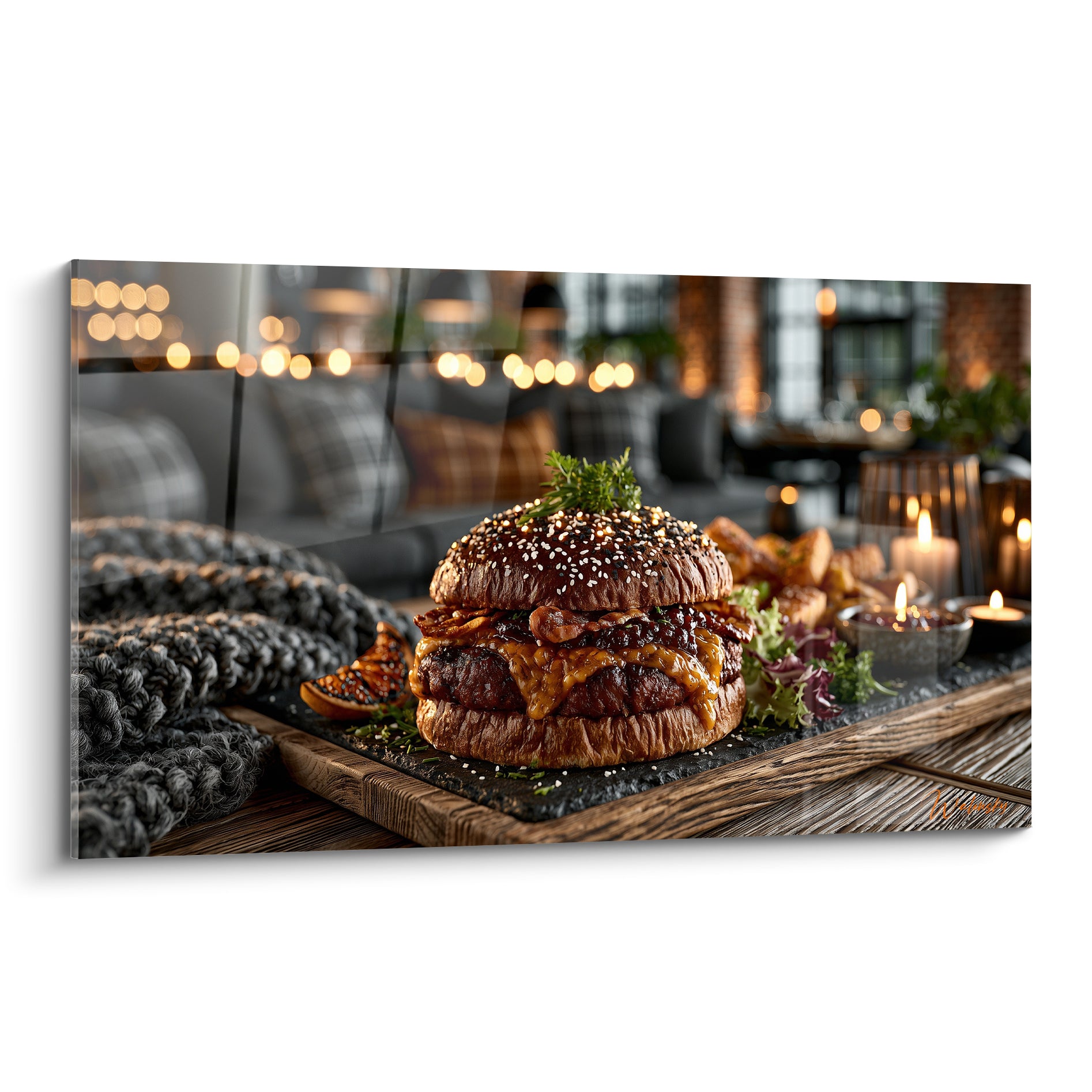 Burger doré aux notes caramel et anthracite, garni de bacon et fromage fondant sur planche d'ardoise