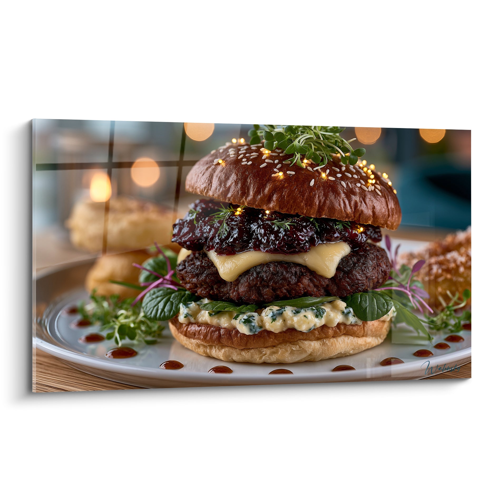 Burger gastronomique doré à la confiture pourpre et fromage fondant, sur assiette blanche
