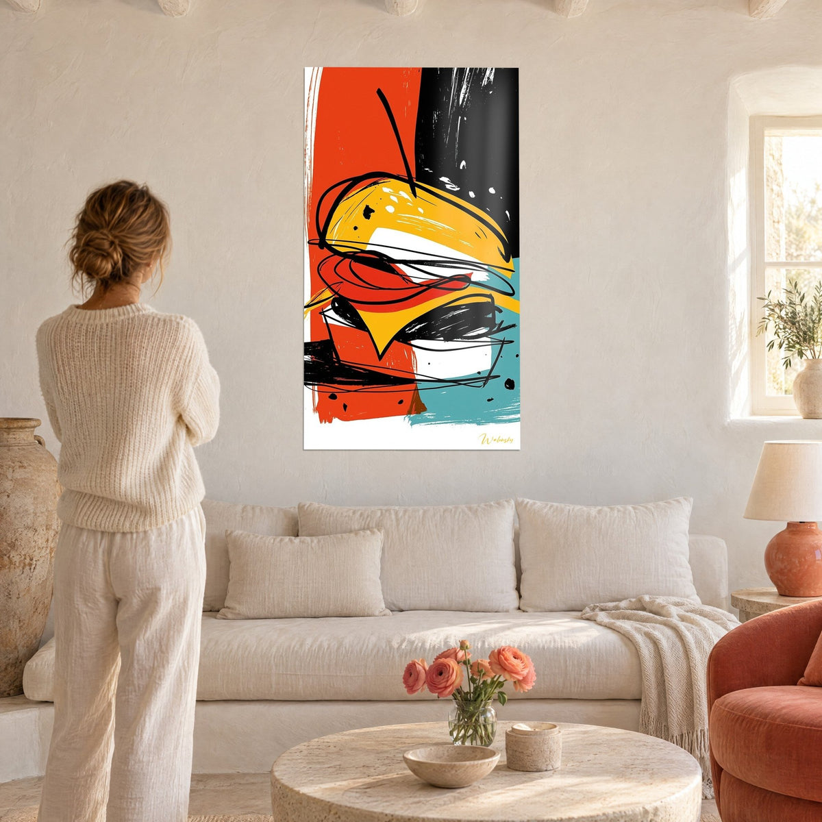 Gemälde mit stilisiertem Hamburger in senfgelben und zinnoberroten Flächen, schwarze gekritzelte Linien, über einem Sofa in einem hellen Wohnzimmer