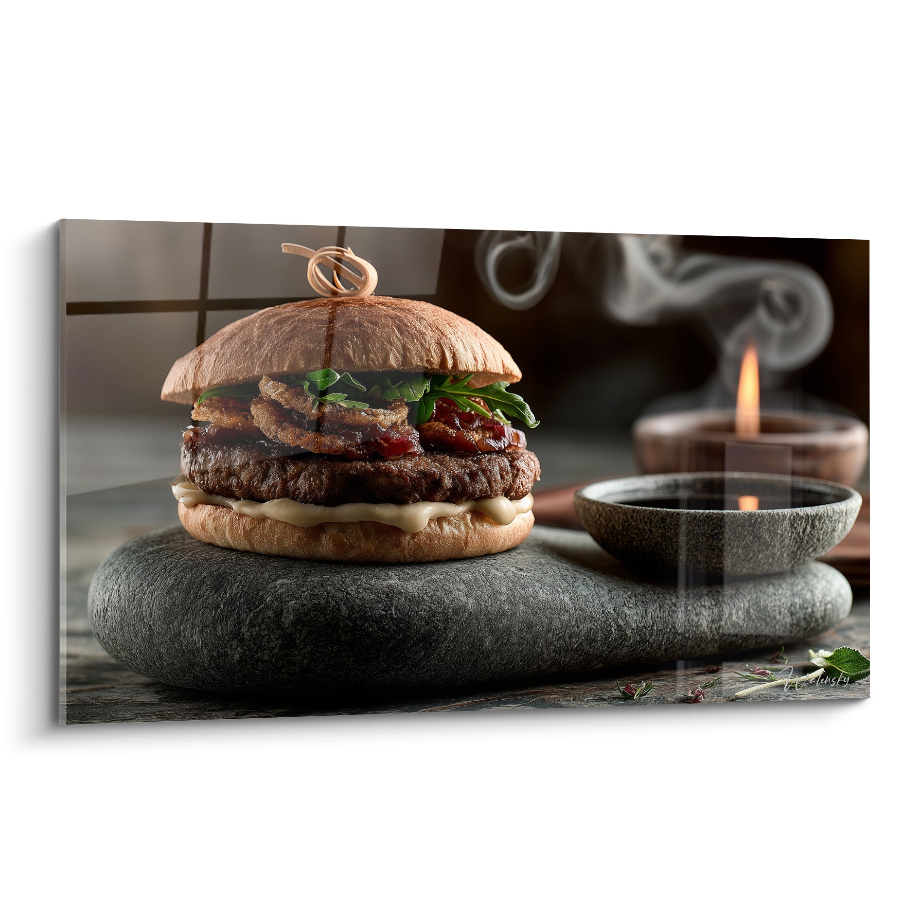 Burger doré et anthracite posé sur pierre volcanique, sauce blanche coulante et fumée légère en fond
