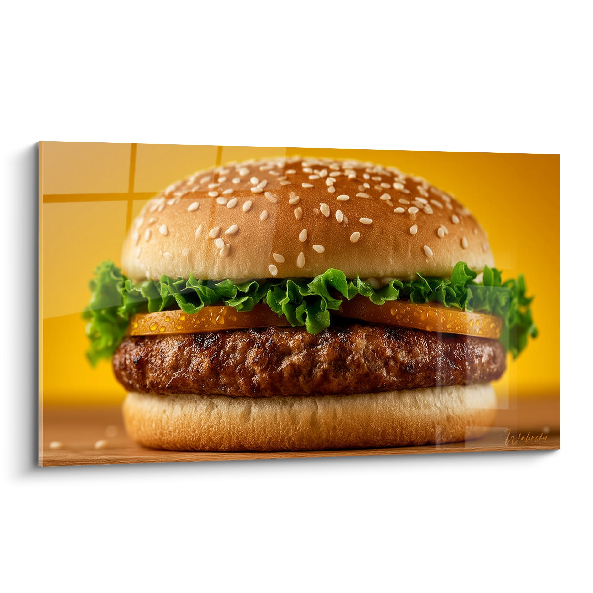 Burger doré aux graines de sésame, salade verte et tomate, fond jaune ocre texturé