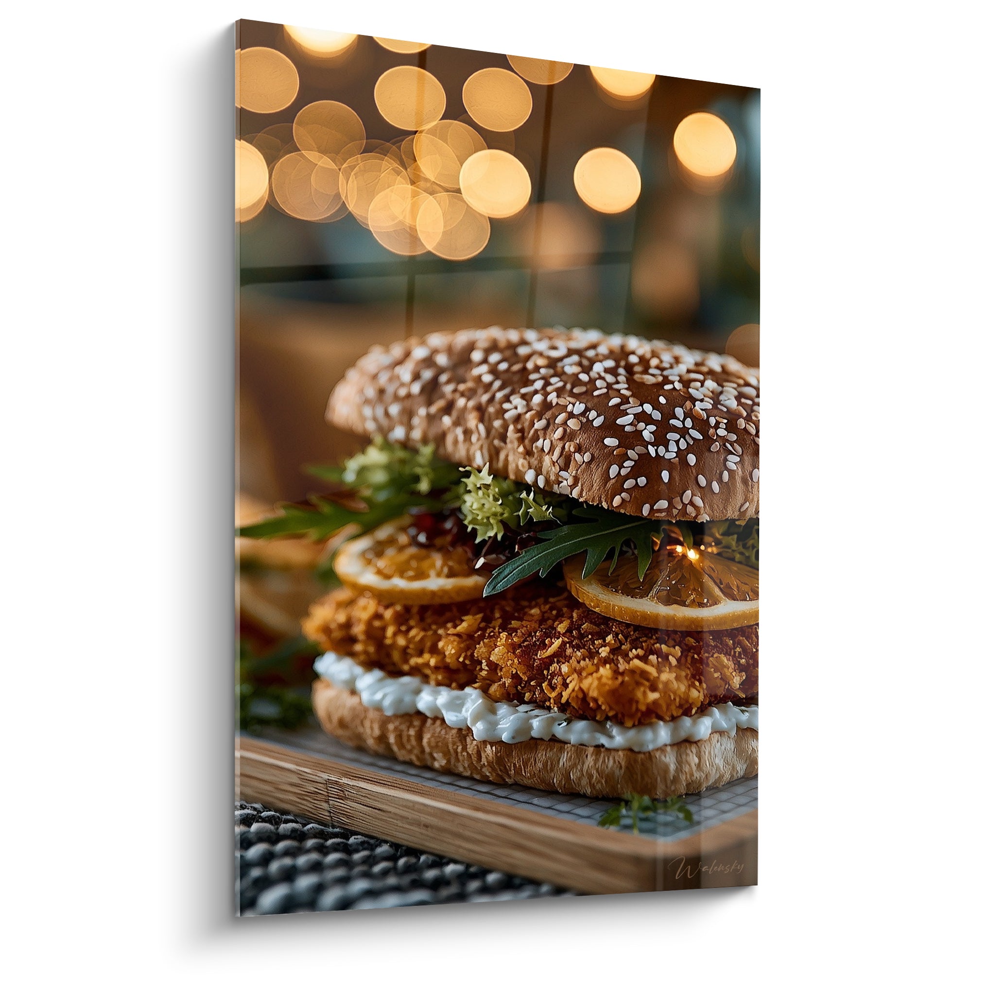 Burger doré au sésame, panure ambrée et sauce blanche, sur fond flou aux lumières bokeh