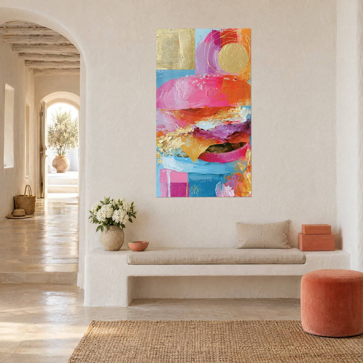 Tableau sandwich géant en pâte épaisse rose, orange et bleu, cercles filaires dorés en haut, vu de trois quarts dans un couloir voûté