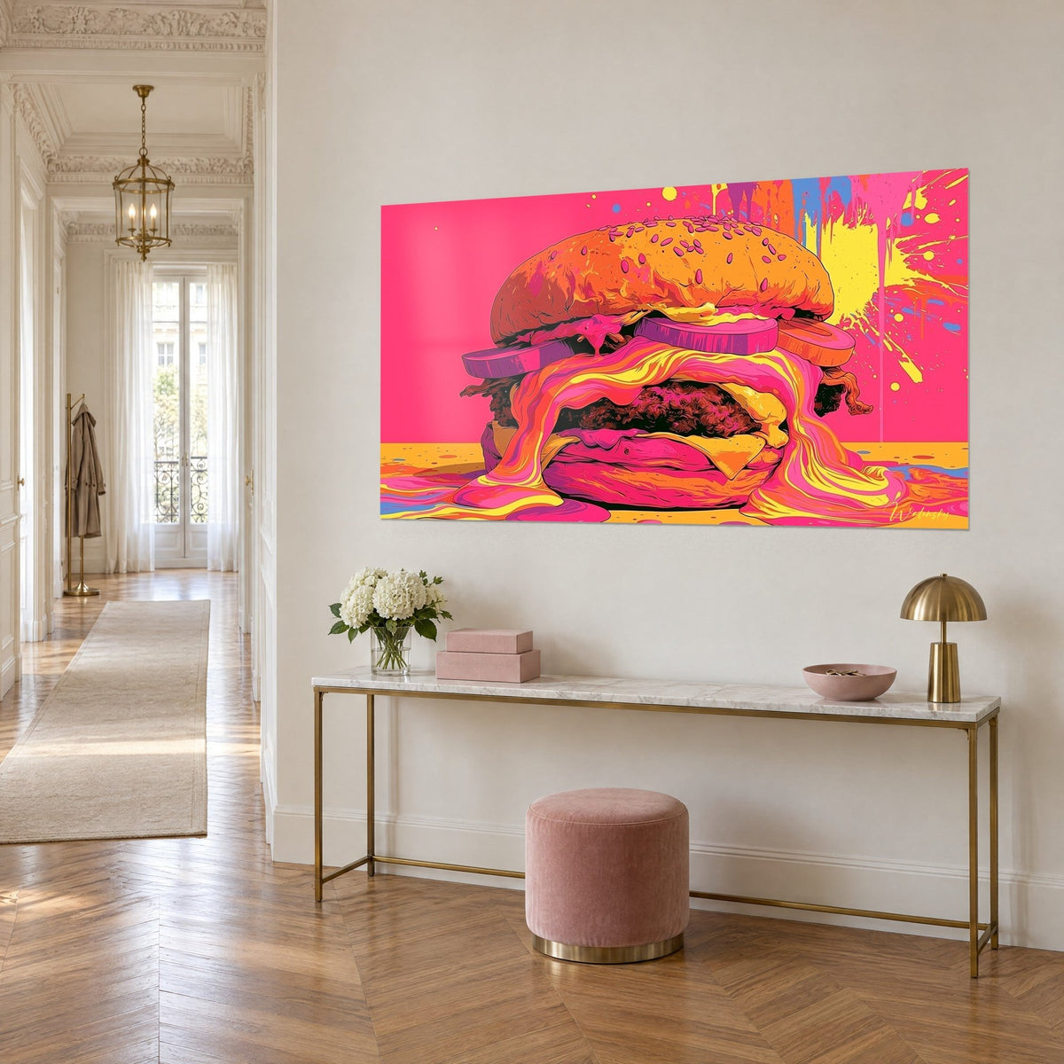 Tableau sandwich géant aux cornichons violets, pain doré sur fond rose vif, au mur d'une entrée haussmannienne avec console dorée