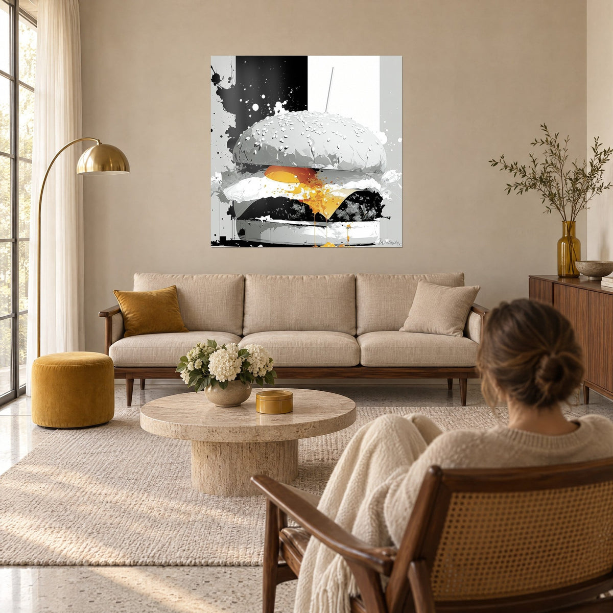 Tableau hamburger monochrome au jaune d'œuf coulant, pain à graines de sésame blanc et gris, femme de dos au-dessus d'un canapé dans un salon lumineux