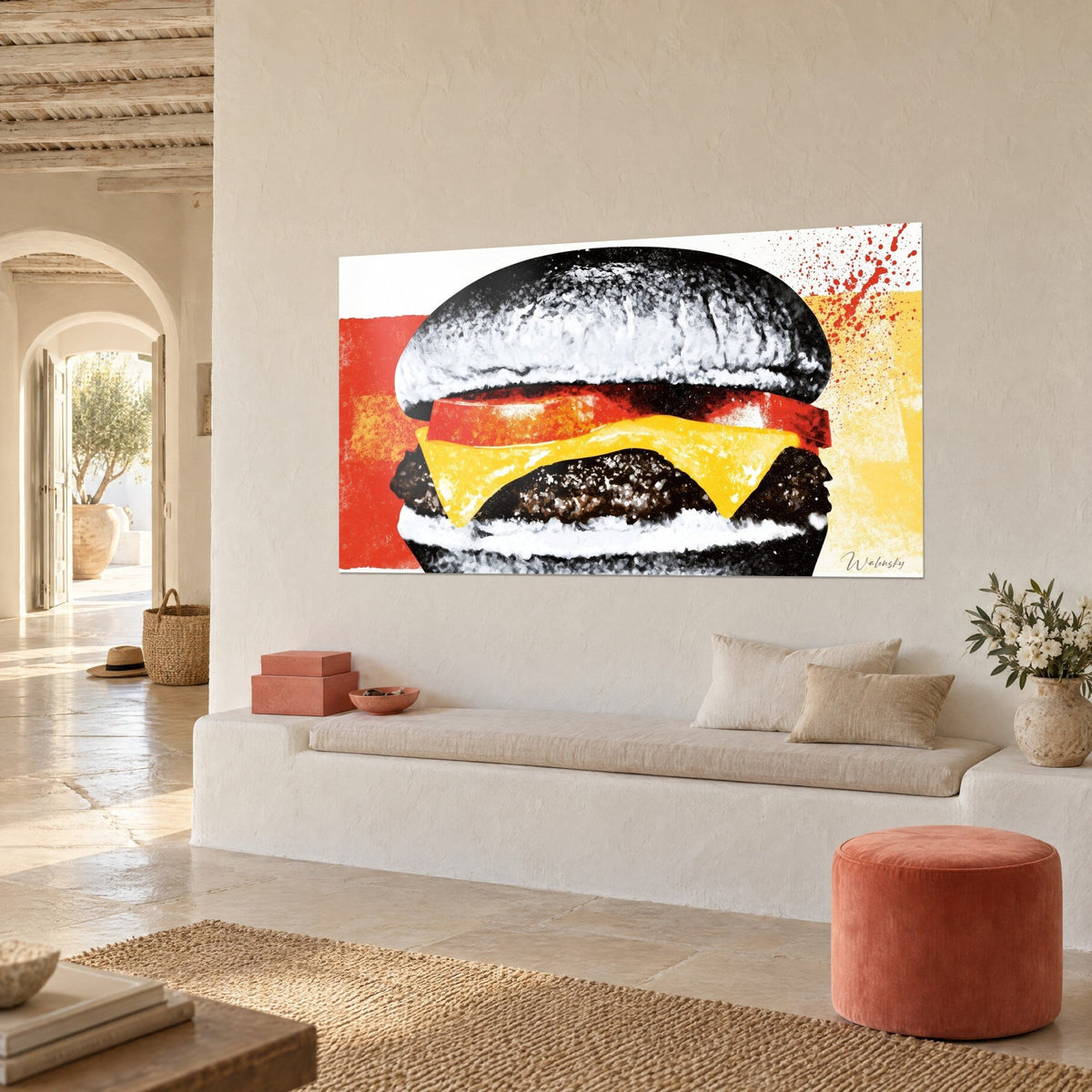Cuadro de hamburguesa gráfica, filete oscuro, queso fundido amarillo y salpicaduras rojas sobre fondo ocre, vista de tres cuartos, pared de yeso blanco