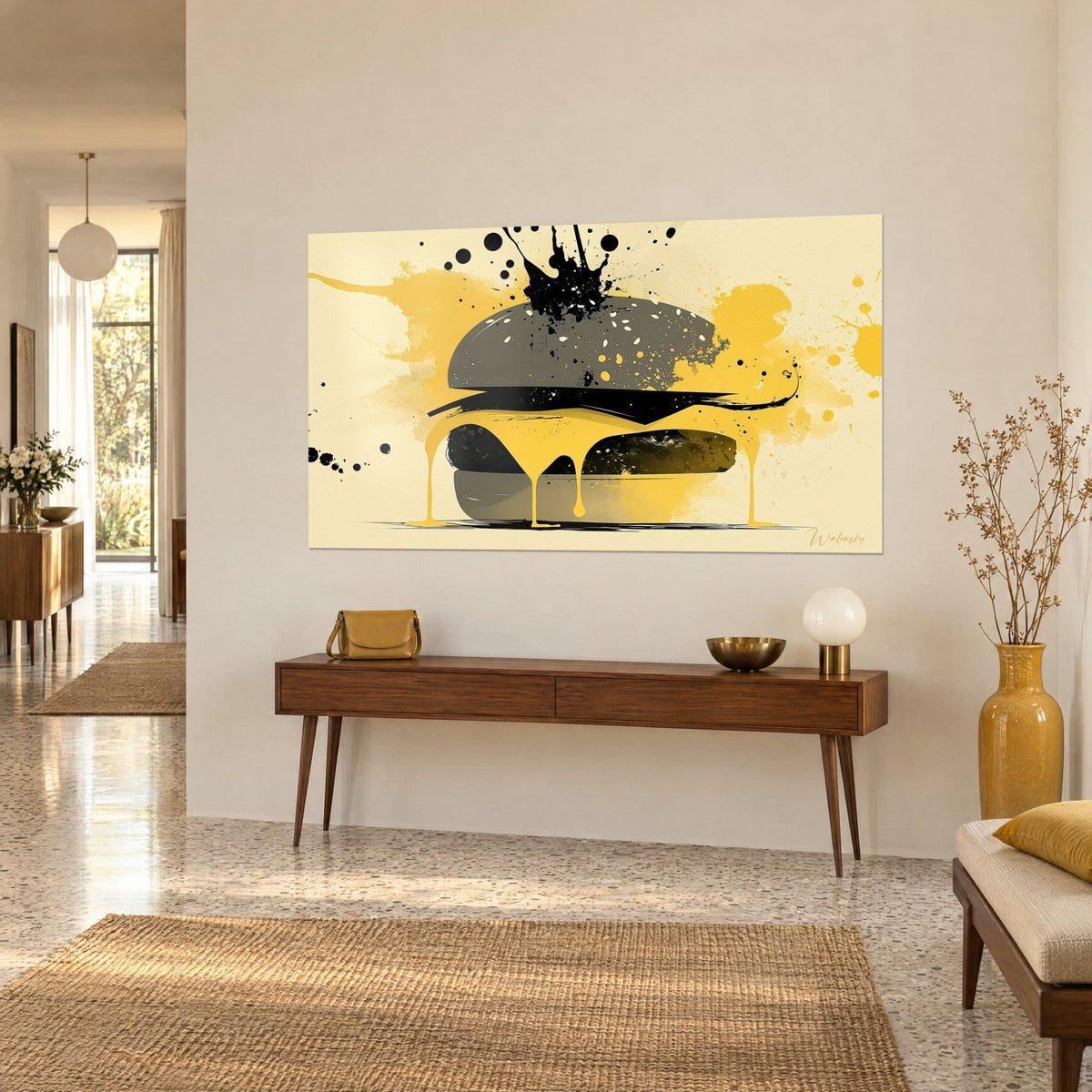 Quadro panino gigante con pane grigio al sesamo, formaggio giallo che cola e schizzi neri su fondo crema, console in legno