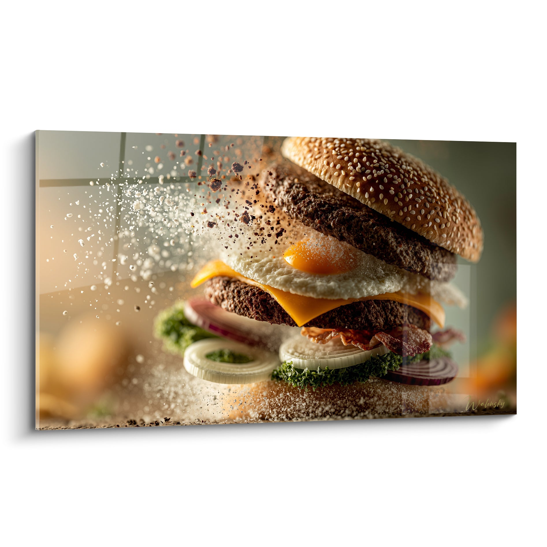 Burger explosé doré aux teintes brunes, œuf coulant et cheddar fondu sur fond anthracite
