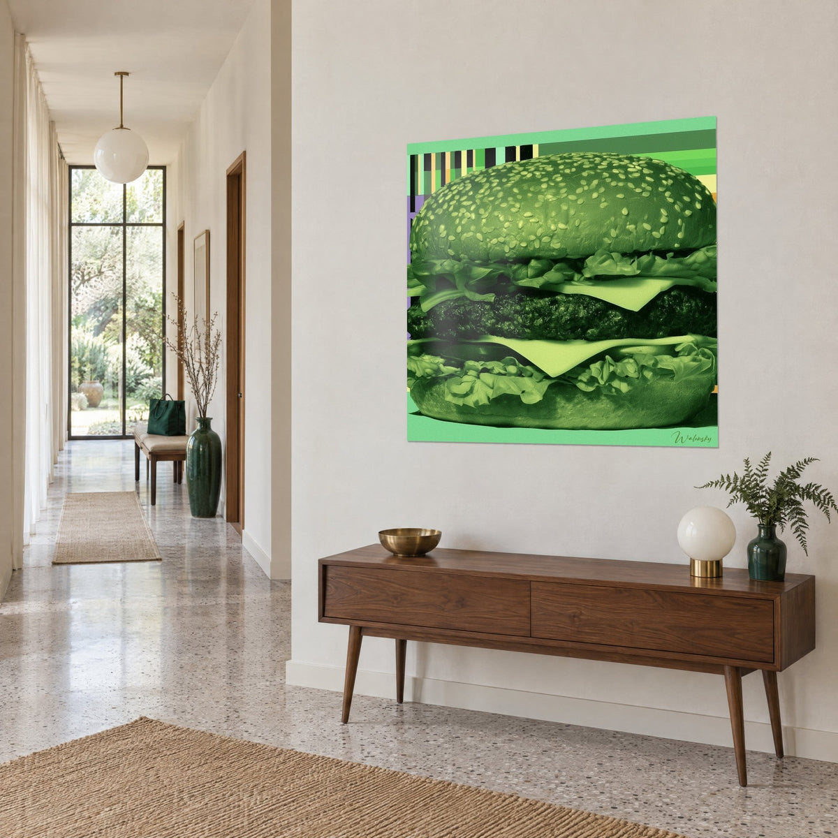 Quadro di un sandwich invitante con hamburger scuro, strisce verticali nere e malva, vista di tre quarti in un corridoio luminoso