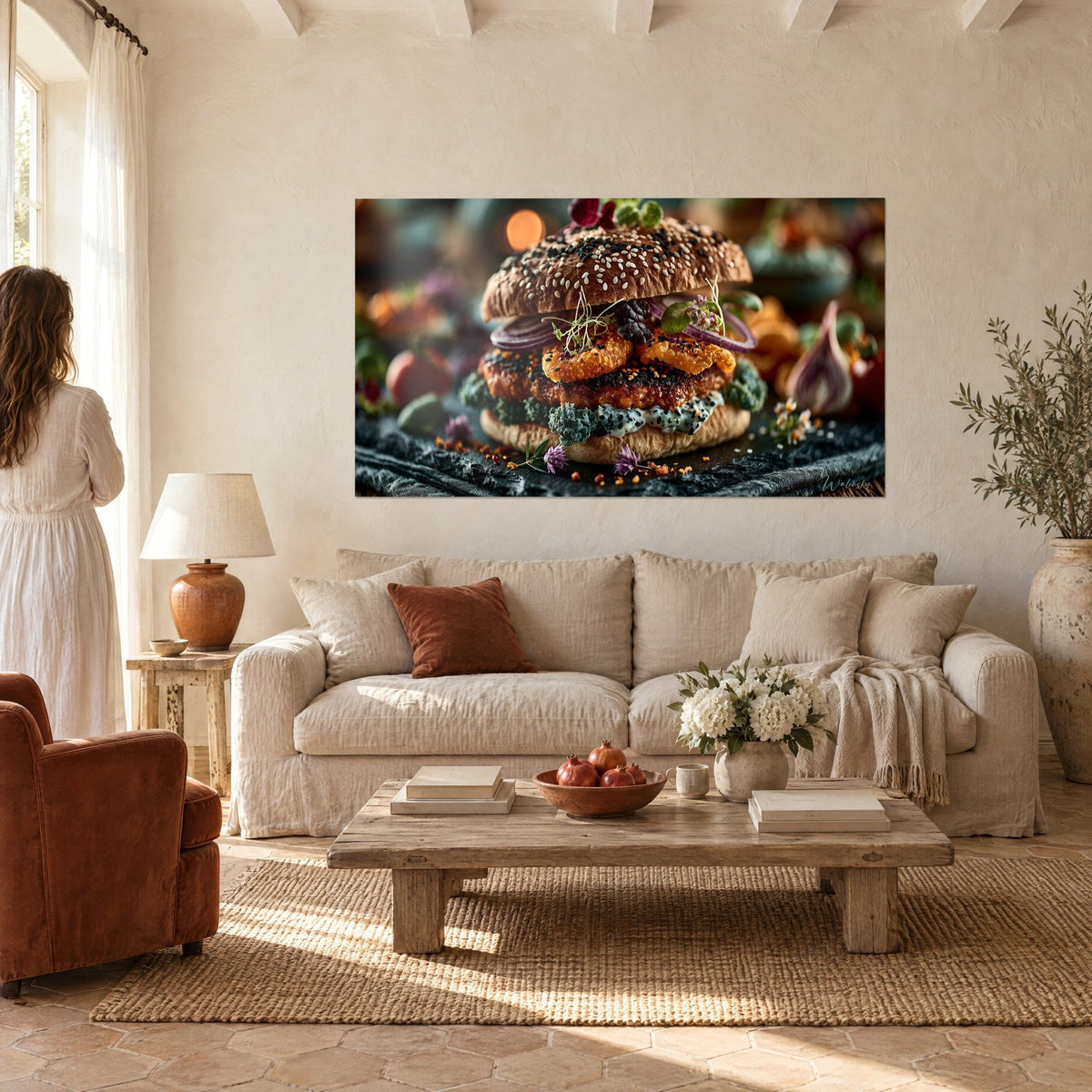 Tableau burger gourmet aux graines de sésame noires, pain doré, oignon rouge, fleurs violettes, au-dessus d'un canapé dans un salon lumineux