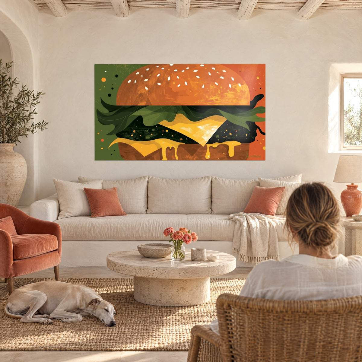 Πίνακας γραφιστικό cheeseburger με κρεμώδη σουσάμι, πράσινη σαλάτα και κίτρινο τυρί, πάνω από καναπέ σε φωτεινό σαλόνι
