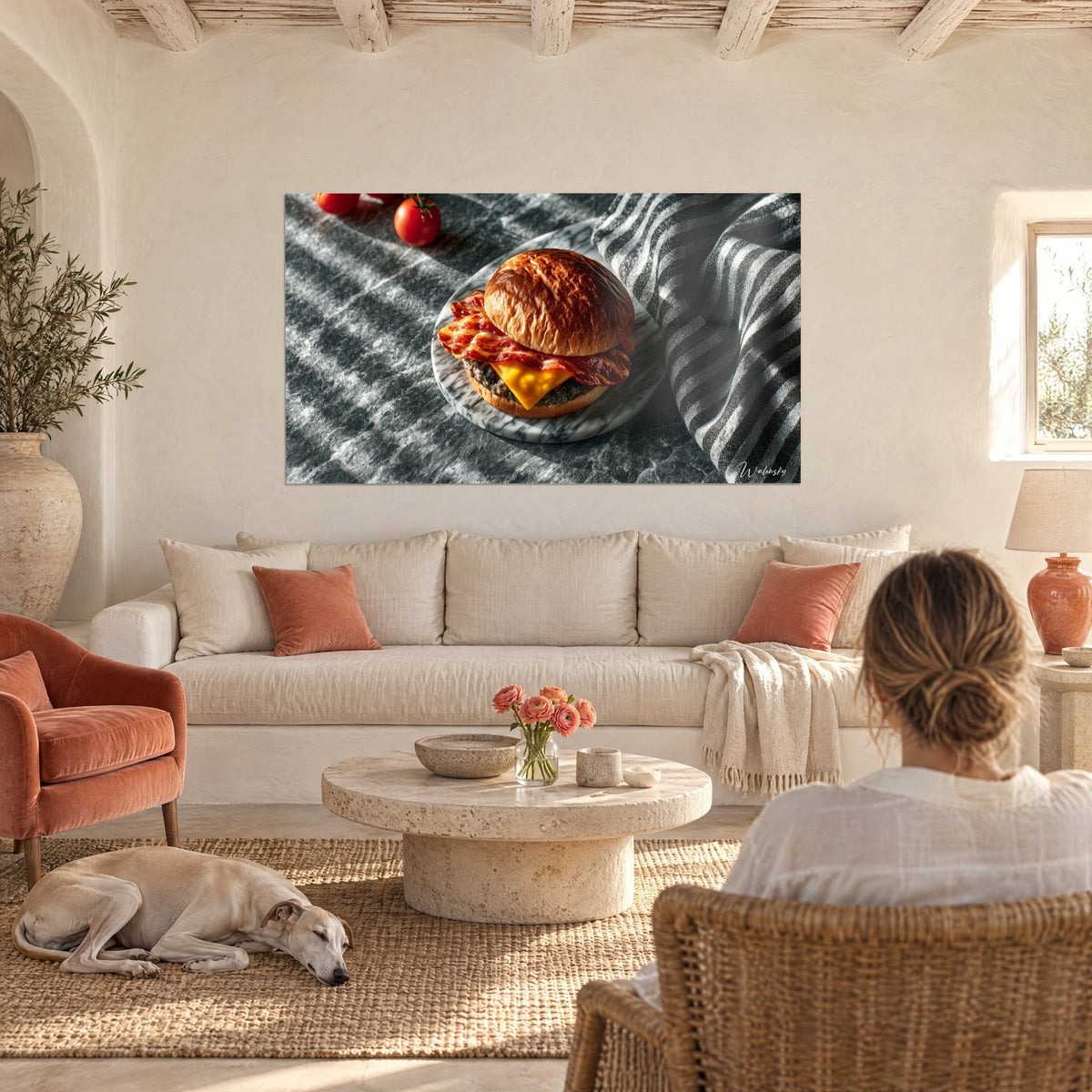 Quadro cheeseburger con bacon croccante, panino brioche dorato e tovaglia grigia a righe, sopra un divano in un soggiorno luminoso