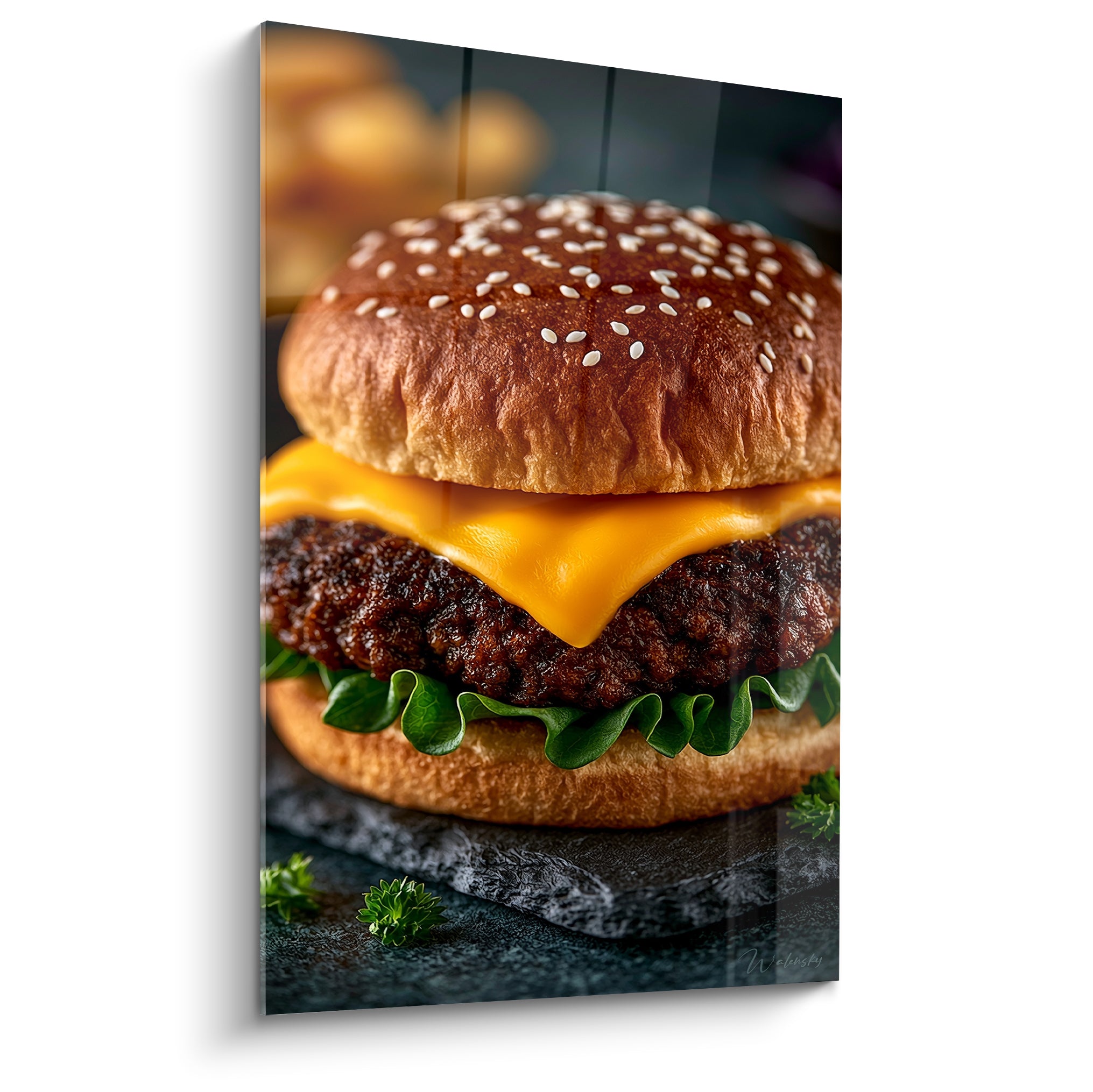 Burger doré au fromage fondant et viande grillée, pain sésame sur fond anthracite texturé