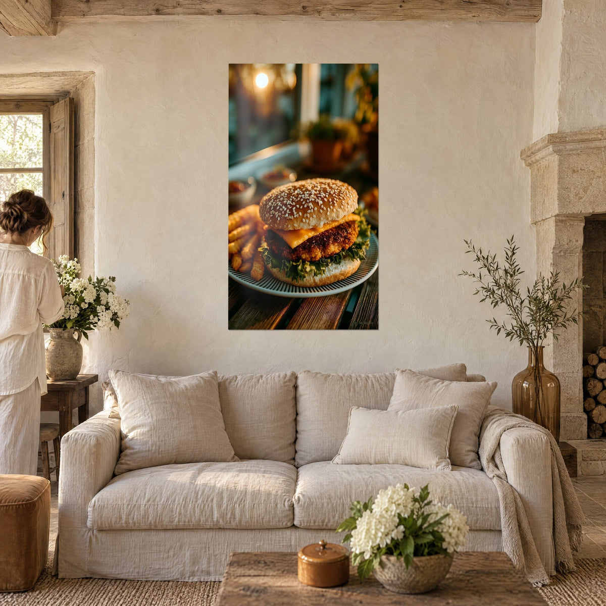 Gemälde Burger mit goldenem Sesambrötchen und geschmolzenem Cheddar, gelbe Pommes frites, grüner Salat, eine Frau von hinten, über einem Sofa in einem hellen Wohnzimmer