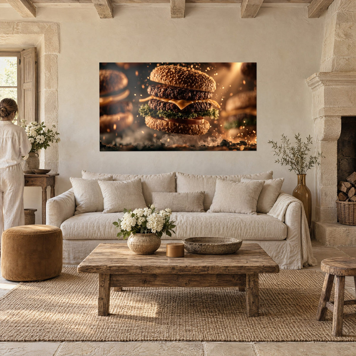 Tableau burger double en lévitation, pain sésame doré et laitue verte, étincelles ambrées, au-dessus d'un canapé dans un salon lumineux