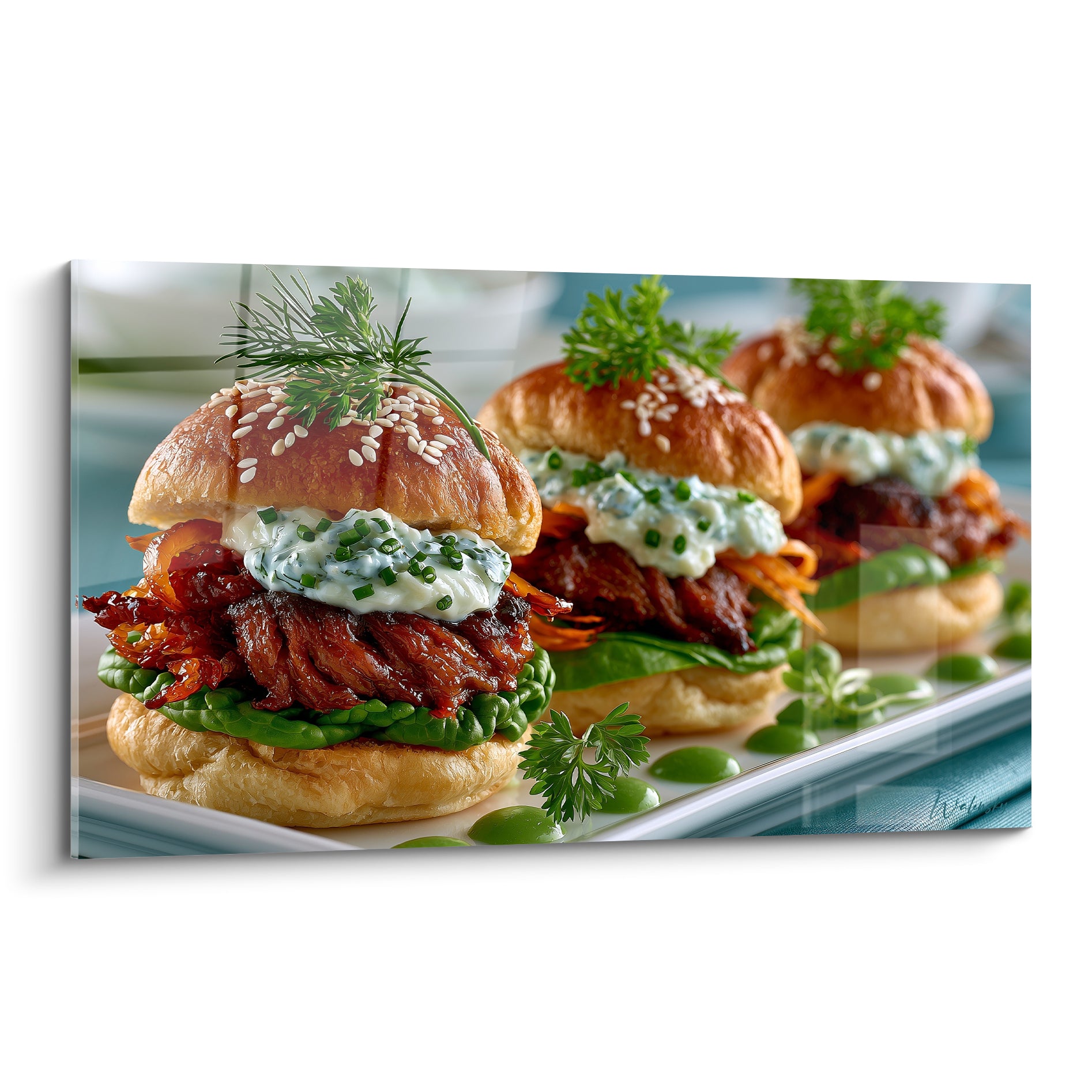 Trois mini burgers dorés à la sauce verte et viande caramel, présentés sur assiette blanche