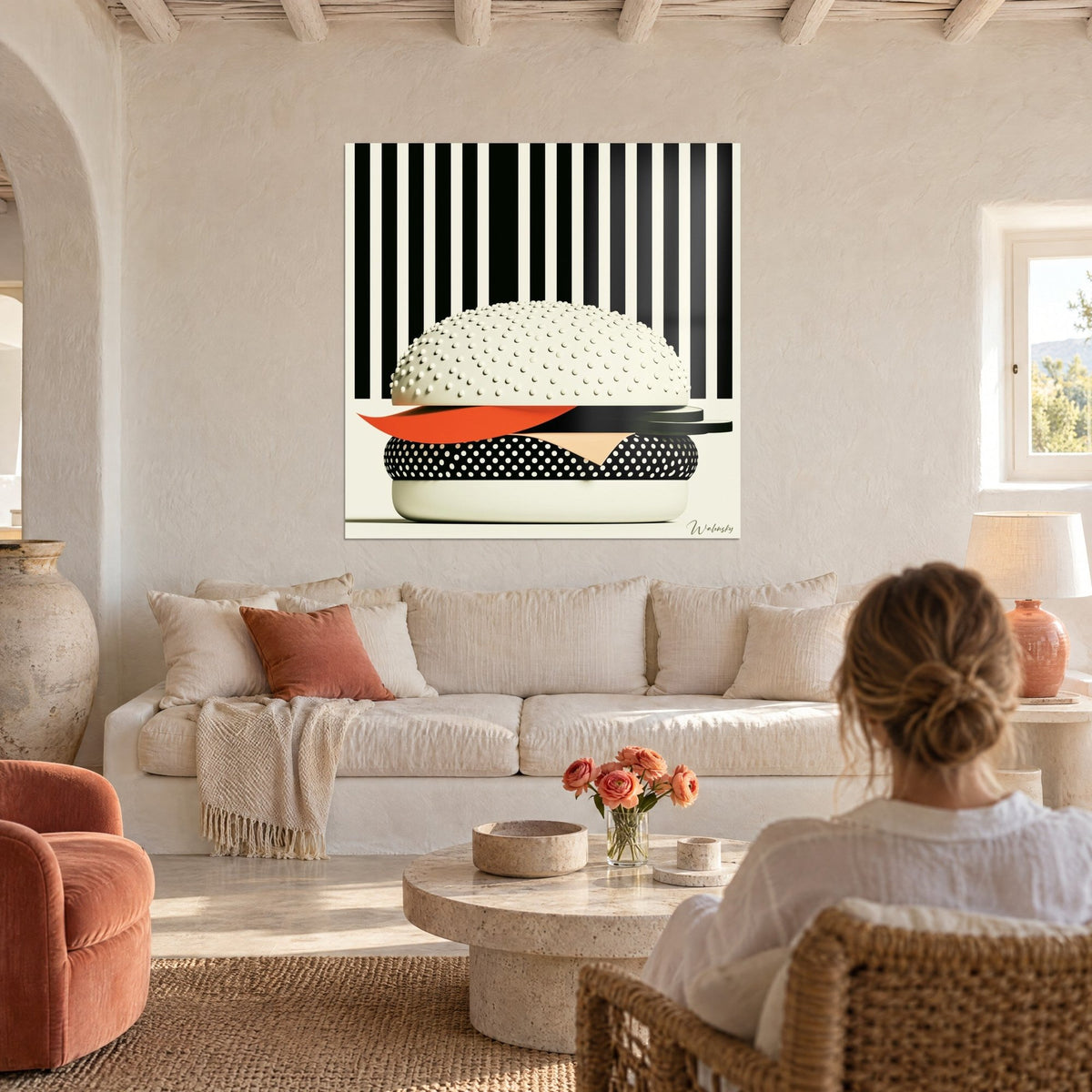 Tableau hamburger stylisé, pain crème piqueté et fond rayé noir, au-dessus d'un canapé dans un salon lumineux