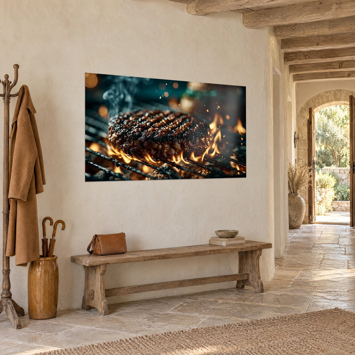Tableau galette de bœuf carbonisée sur braises, flammes ambre et fond bleu nuit, vue de trois-quarts, couloir en pierre claire
