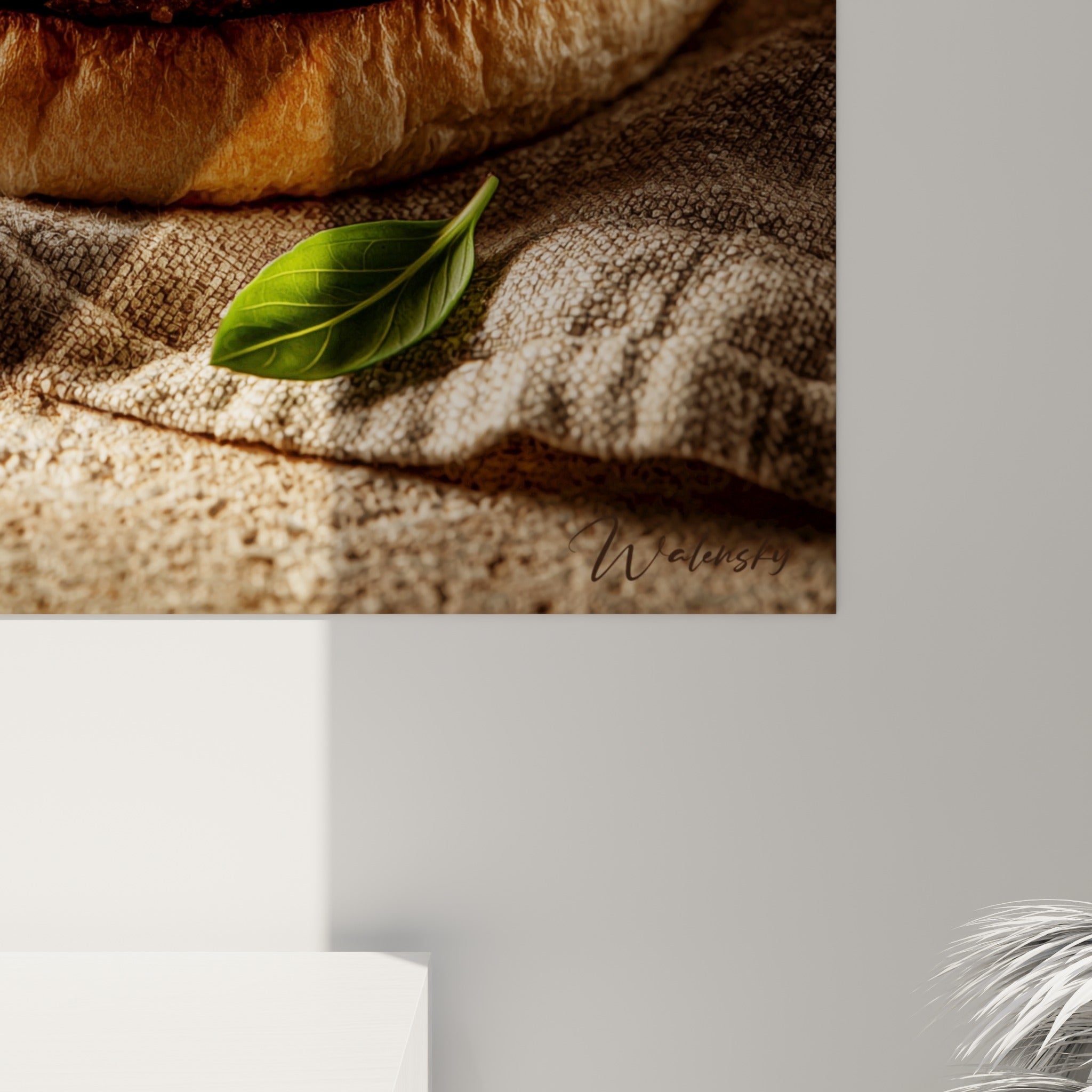 Grain de l'impression révélant les graines de sésame dorées et les coulures crémeuses du burger